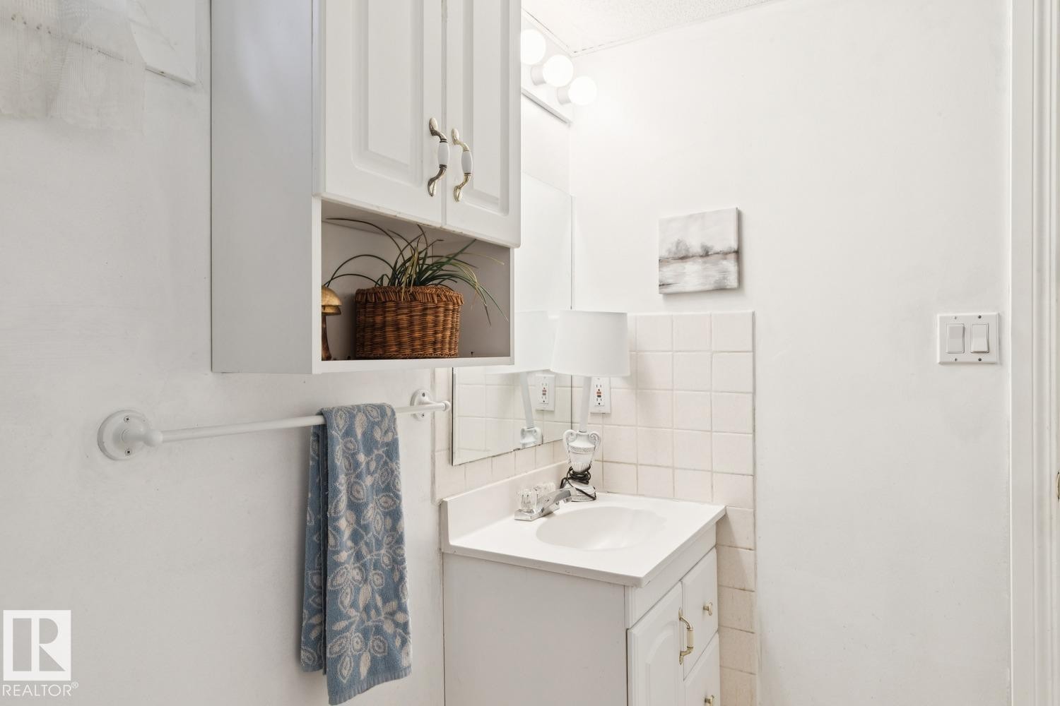 Half bathroom with vanity and decorative backsplash - 8617 158A Avenue, Edmonton, AB - Indoor