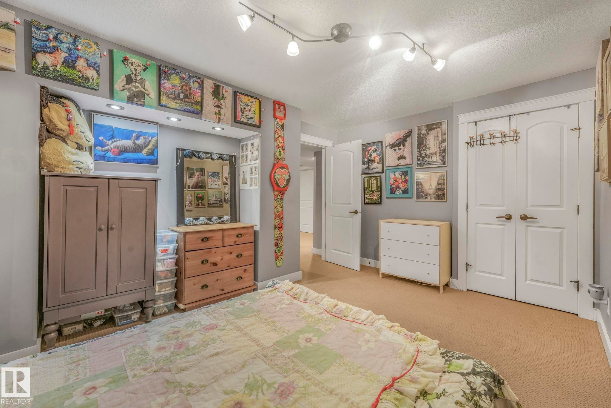 Bedroom featuring a closet, light colored carpet, and a textured ceiling - 2307 Rutherford Way, Edmonton, AB - Indoor