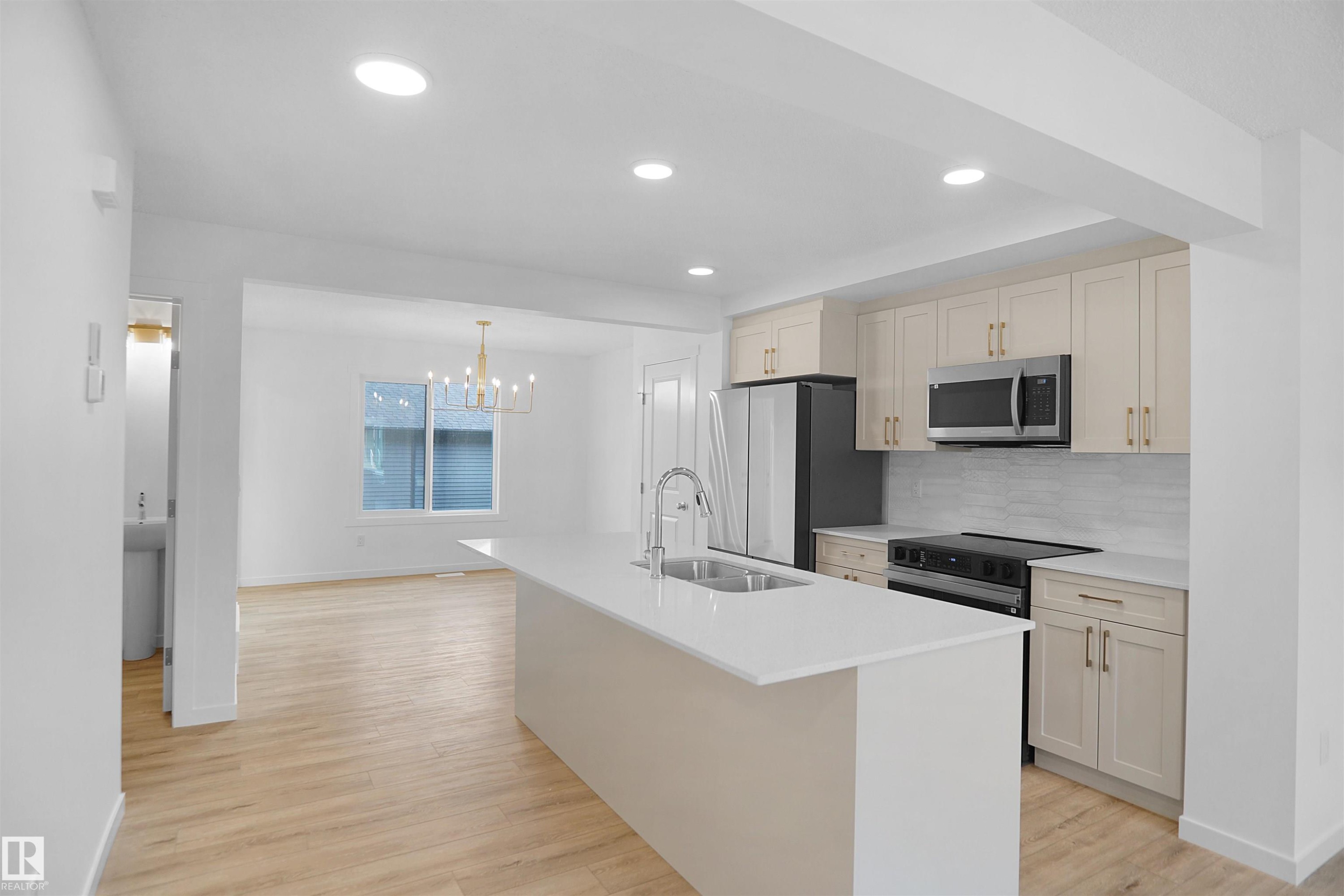 1277 Keswick Drive, Edmonton, AB - Indoor Photo Showing Kitchen With Upgraded Kitchen