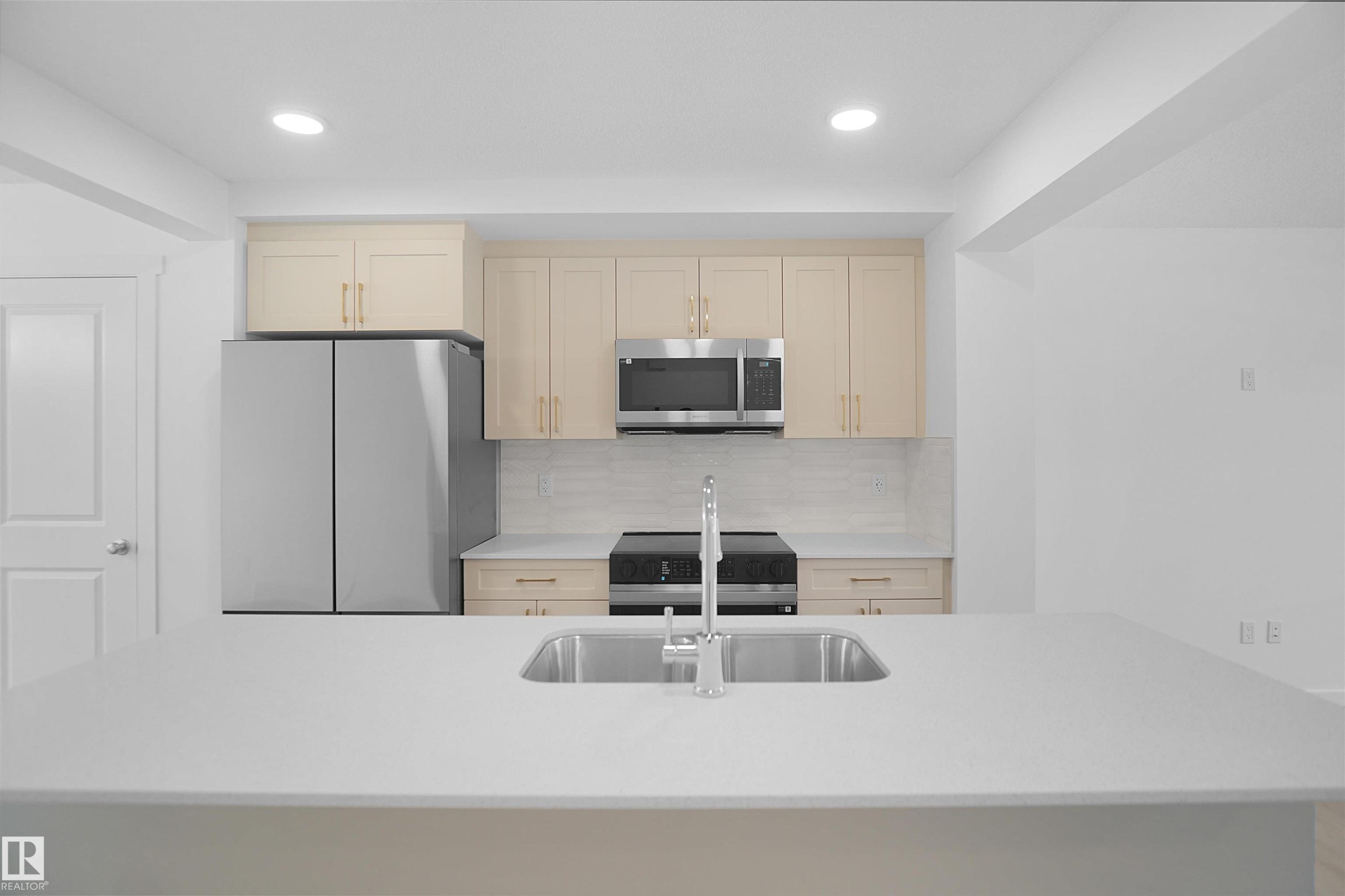 1277 Keswick Drive, Edmonton, AB - Indoor Photo Showing Kitchen With Double Sink