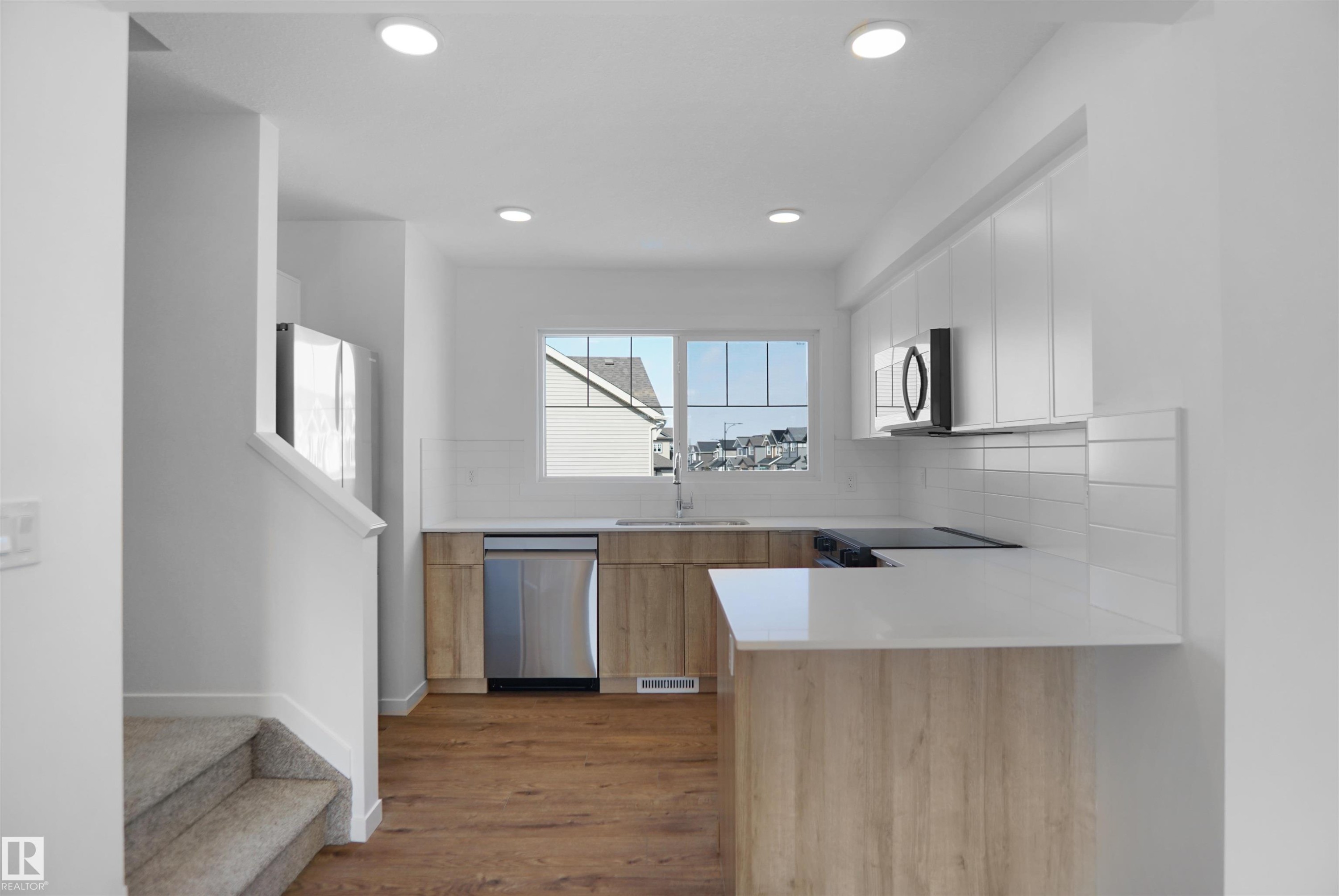 27 531 Merlin Landing, Edmonton, AB - Indoor Photo Showing Kitchen