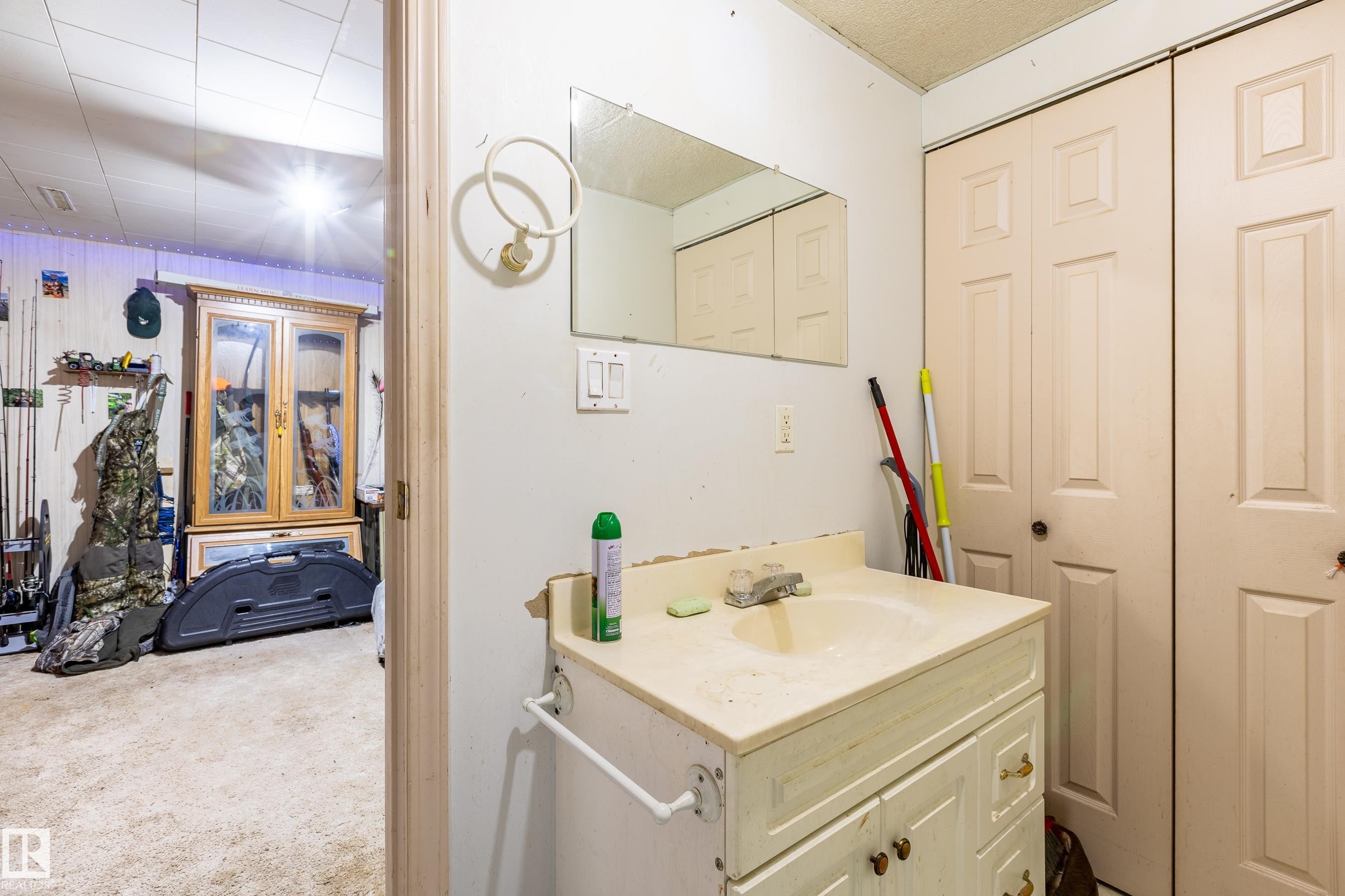 8 Fourth Street, Duffield, AB - Indoor