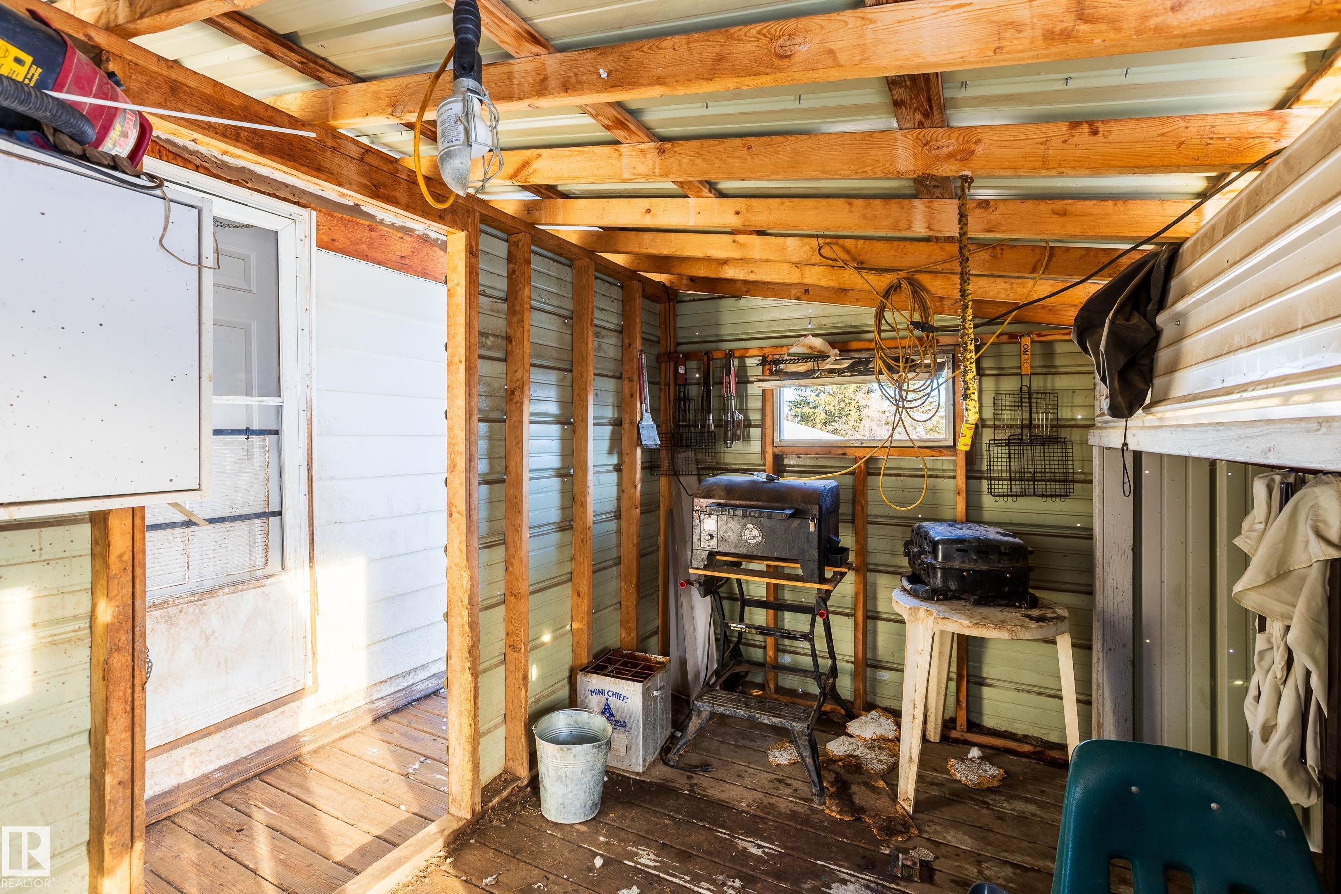 8 Fourth Street, Duffield, AB - Indoor