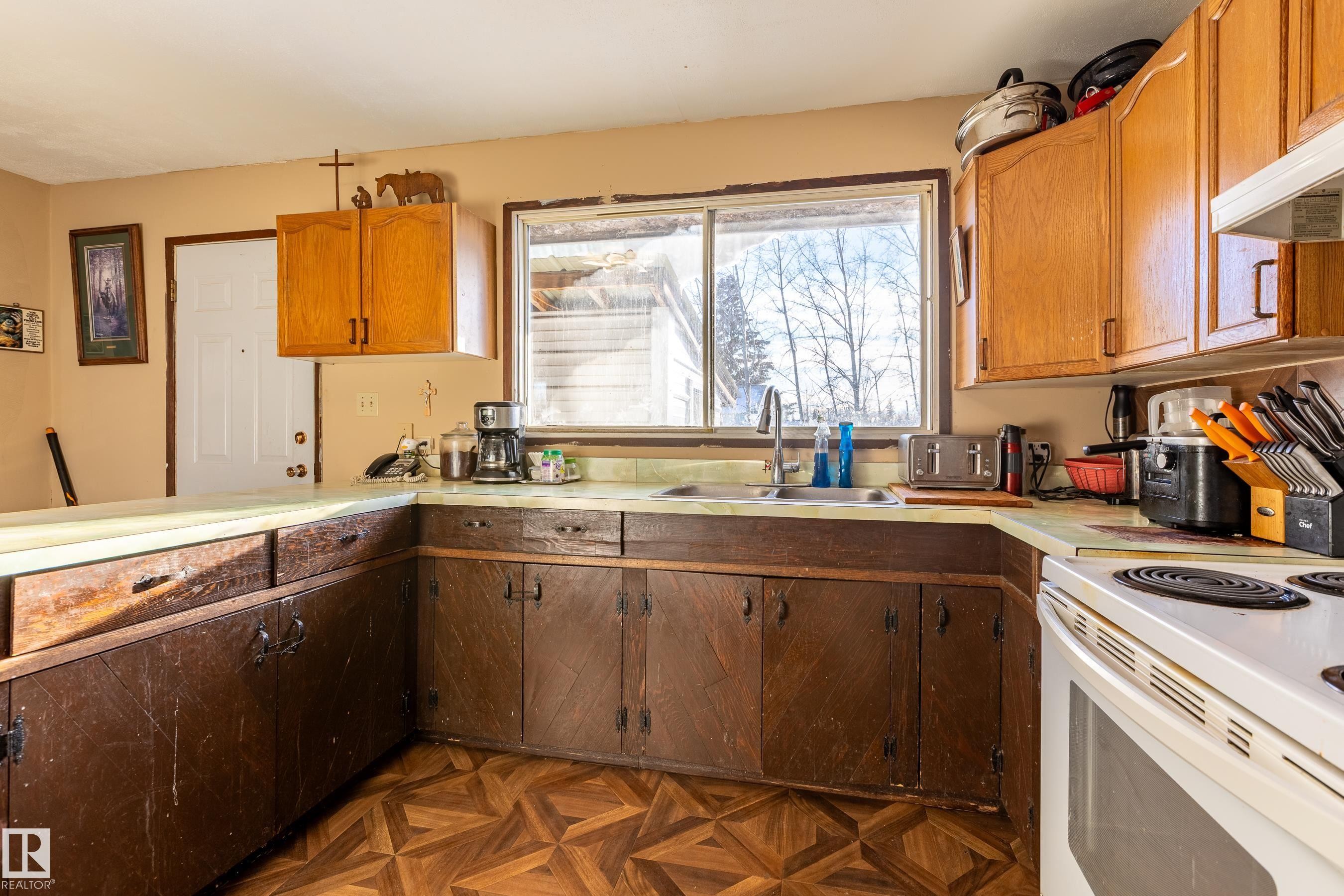 8 Fourth Street, Duffield, AB - Indoor Photo Showing Kitchen With Double Sink