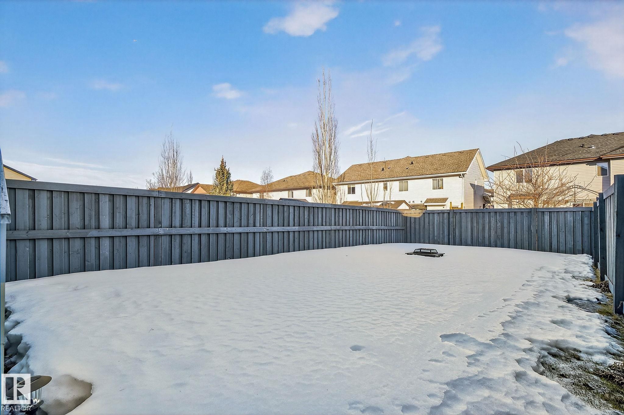 Yard layered in snow featuring a residential view and a fenced backyard - 2338 Casselman Crescent, Edmonton, AB - Outdoor