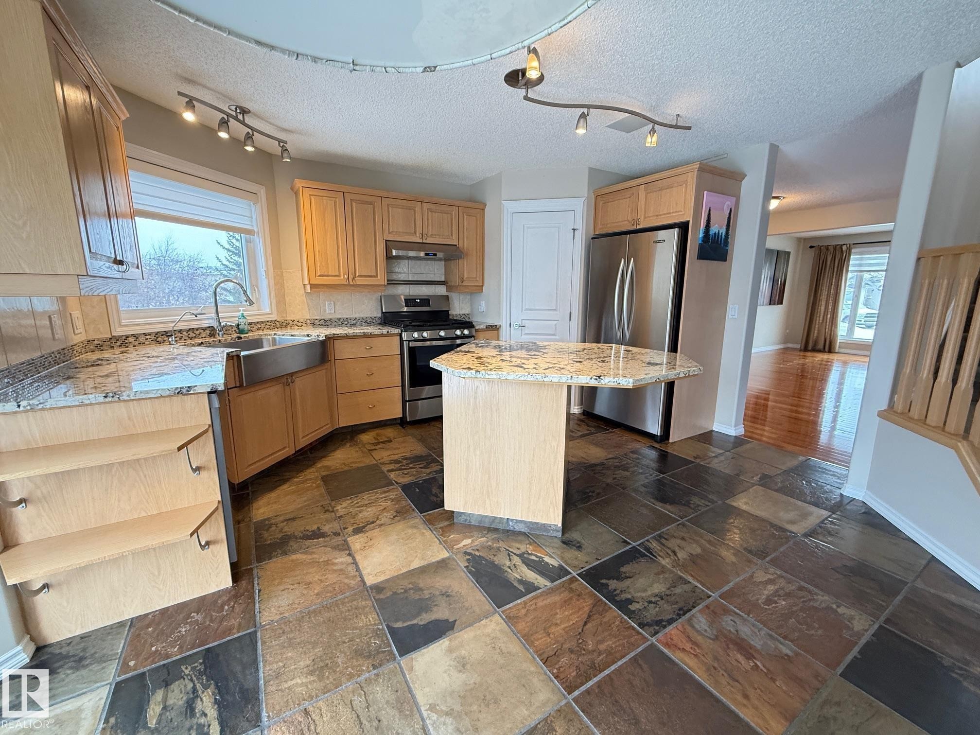 223 Ormsby Road East, Edmonton, AB - Indoor Photo Showing Kitchen