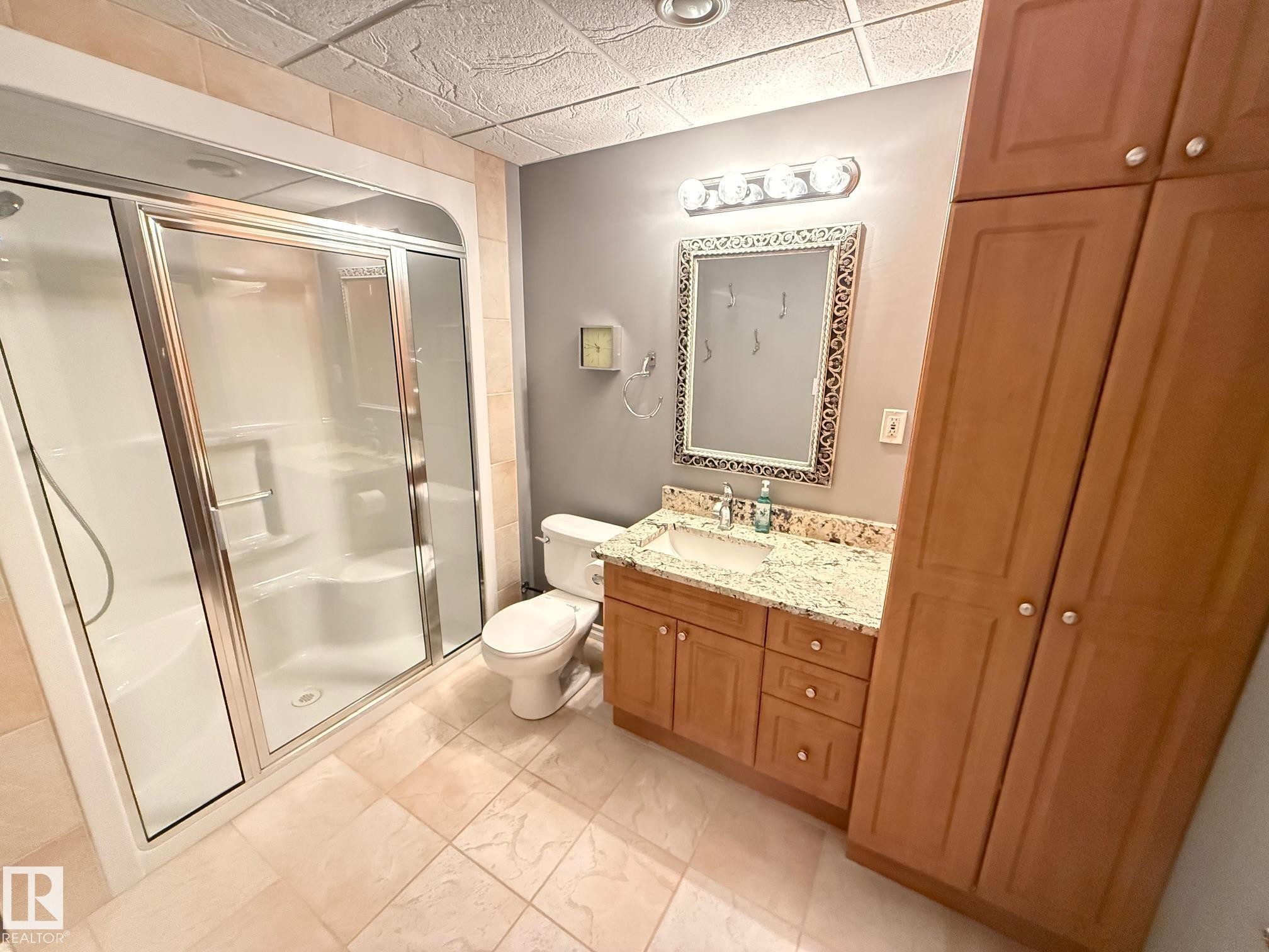 223 Ormsby Road East, Edmonton, AB - Indoor Photo Showing Bathroom