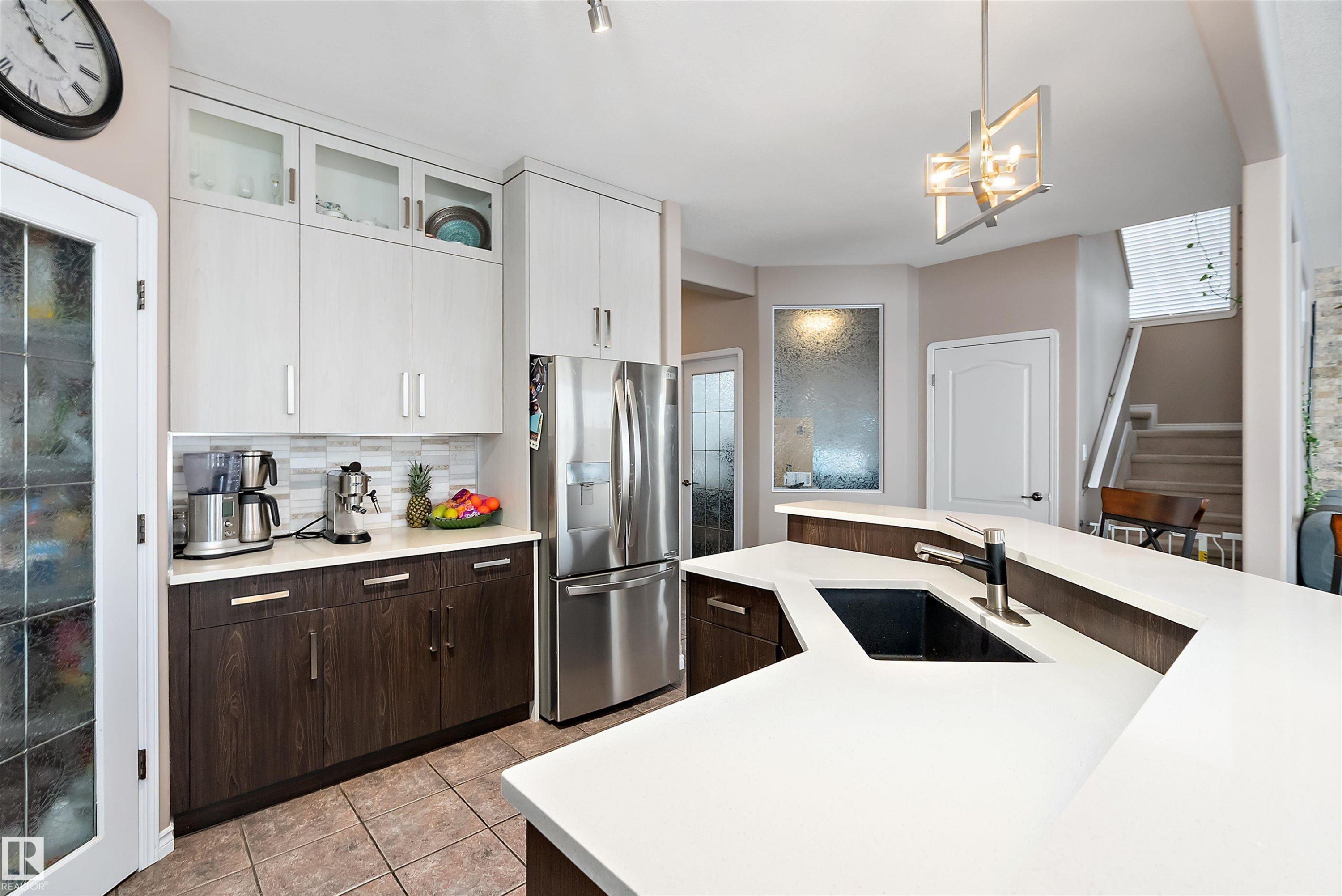 1105 Klarvatten Cove, Edmonton, AB - Indoor Photo Showing Kitchen