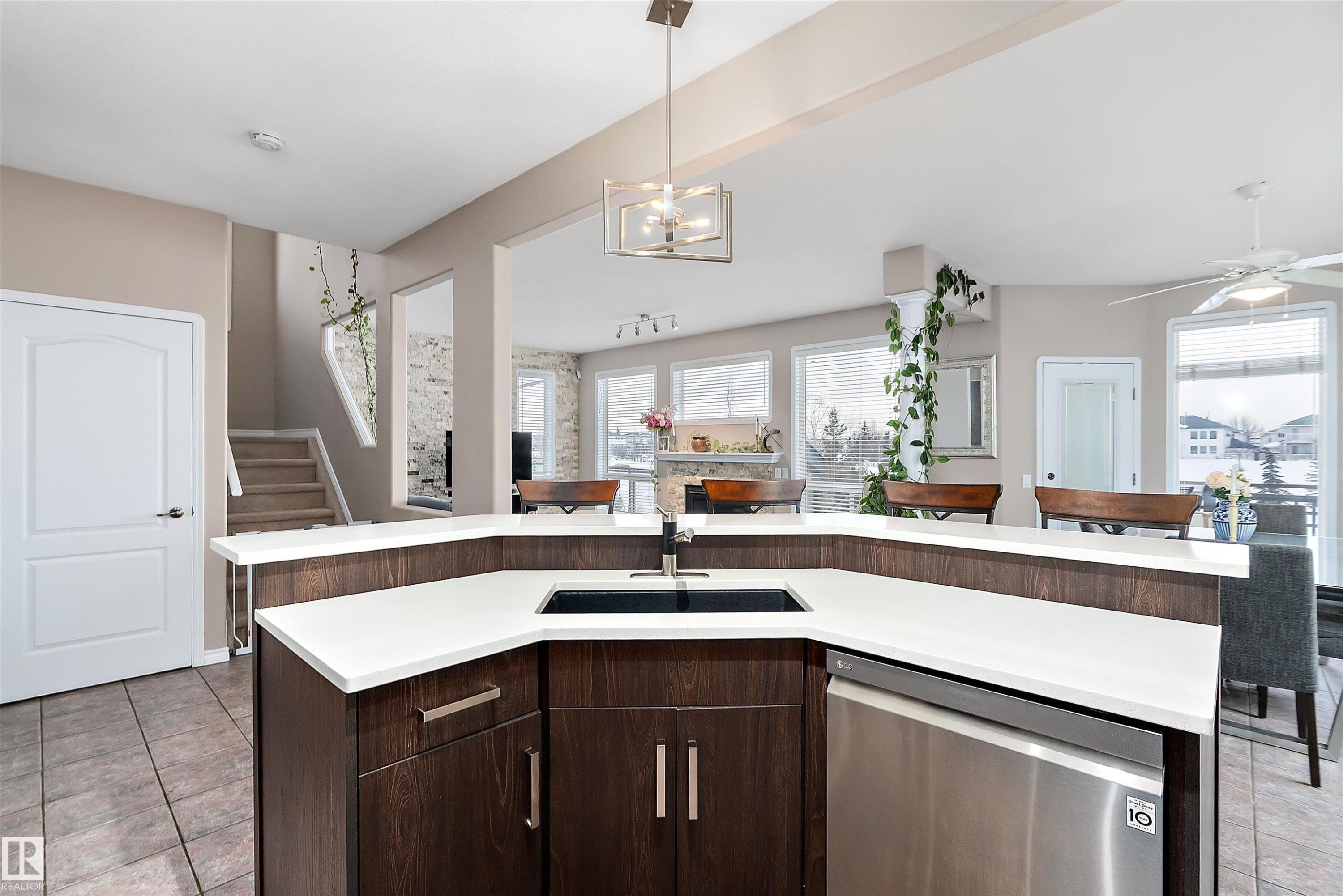 1105 Klarvatten Cove, Edmonton, AB - Indoor Photo Showing Kitchen