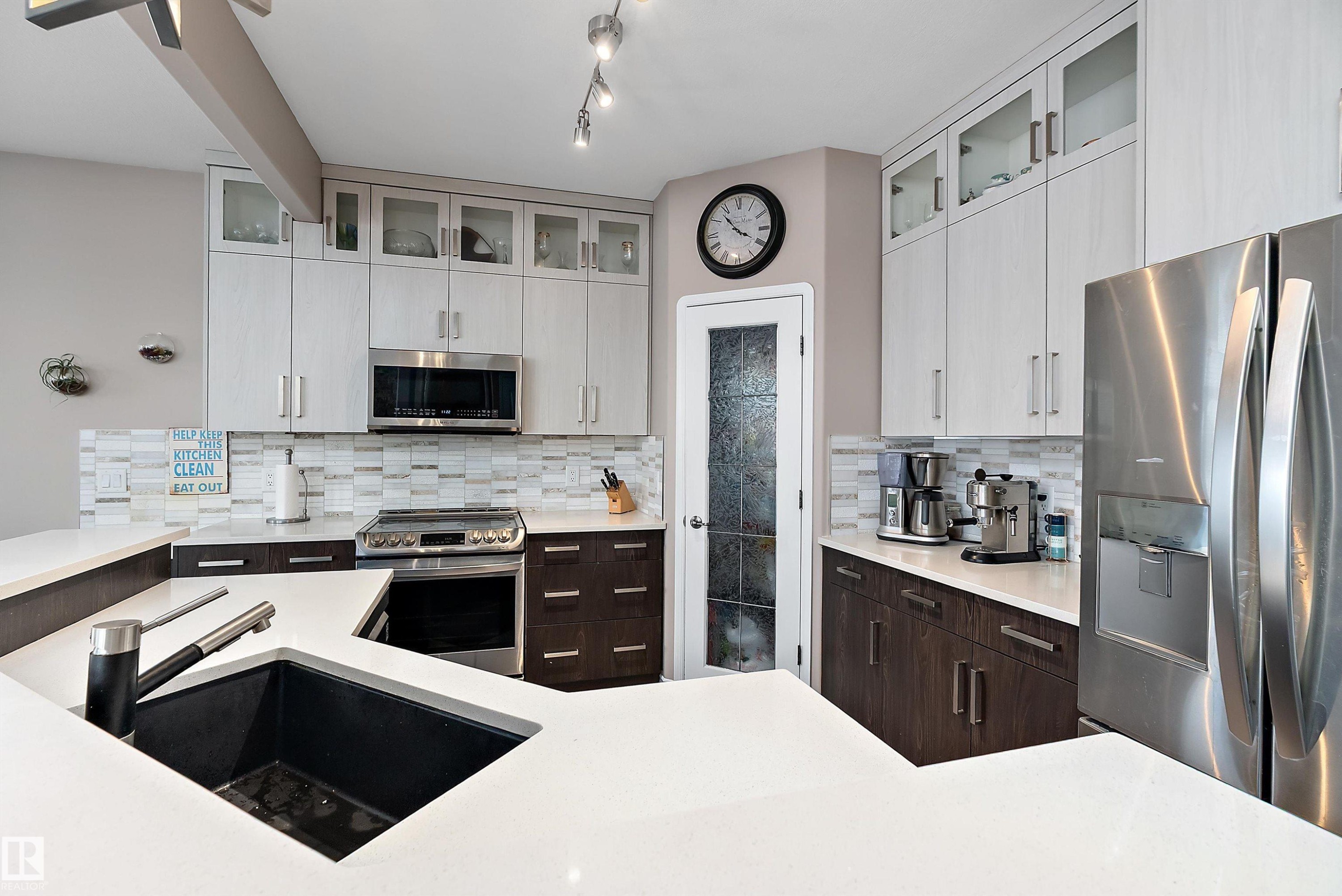 1105 Klarvatten Cove, Edmonton, AB - Indoor Photo Showing Kitchen With Upgraded Kitchen