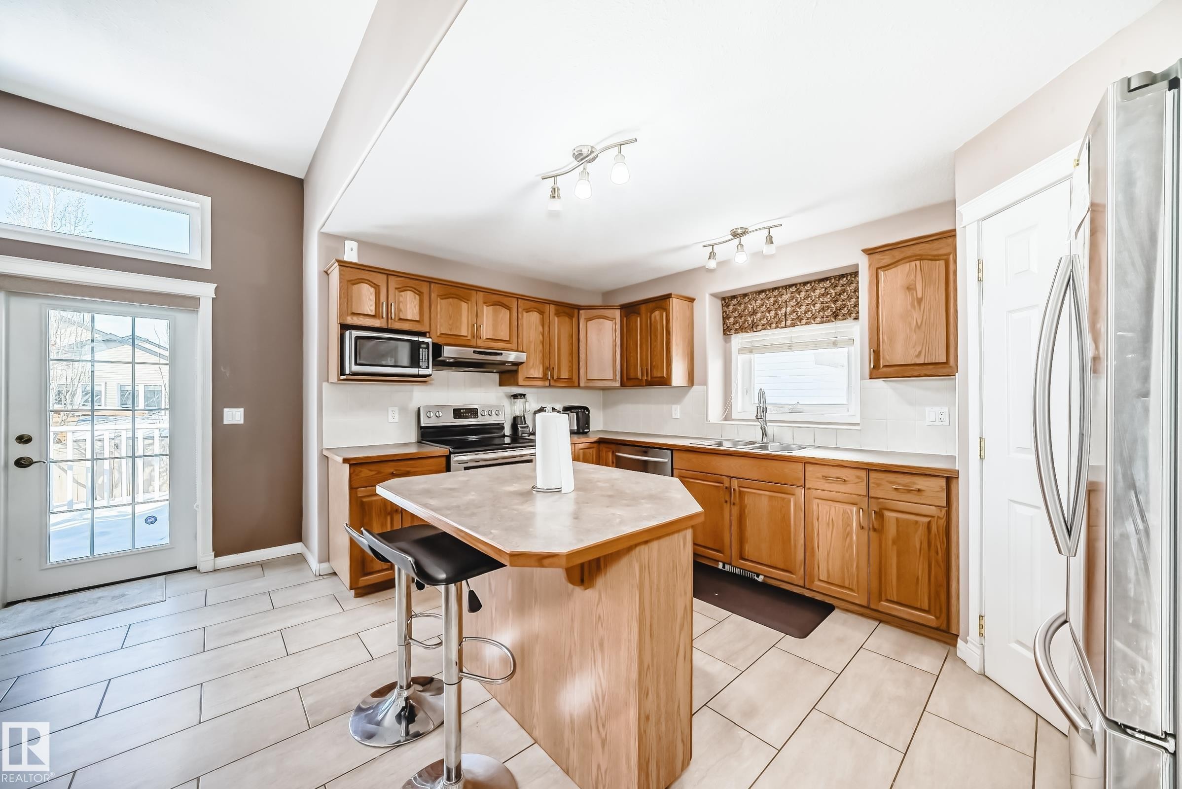 16348 89 Street, Edmonton, AB - Indoor Photo Showing Kitchen With Double Sink