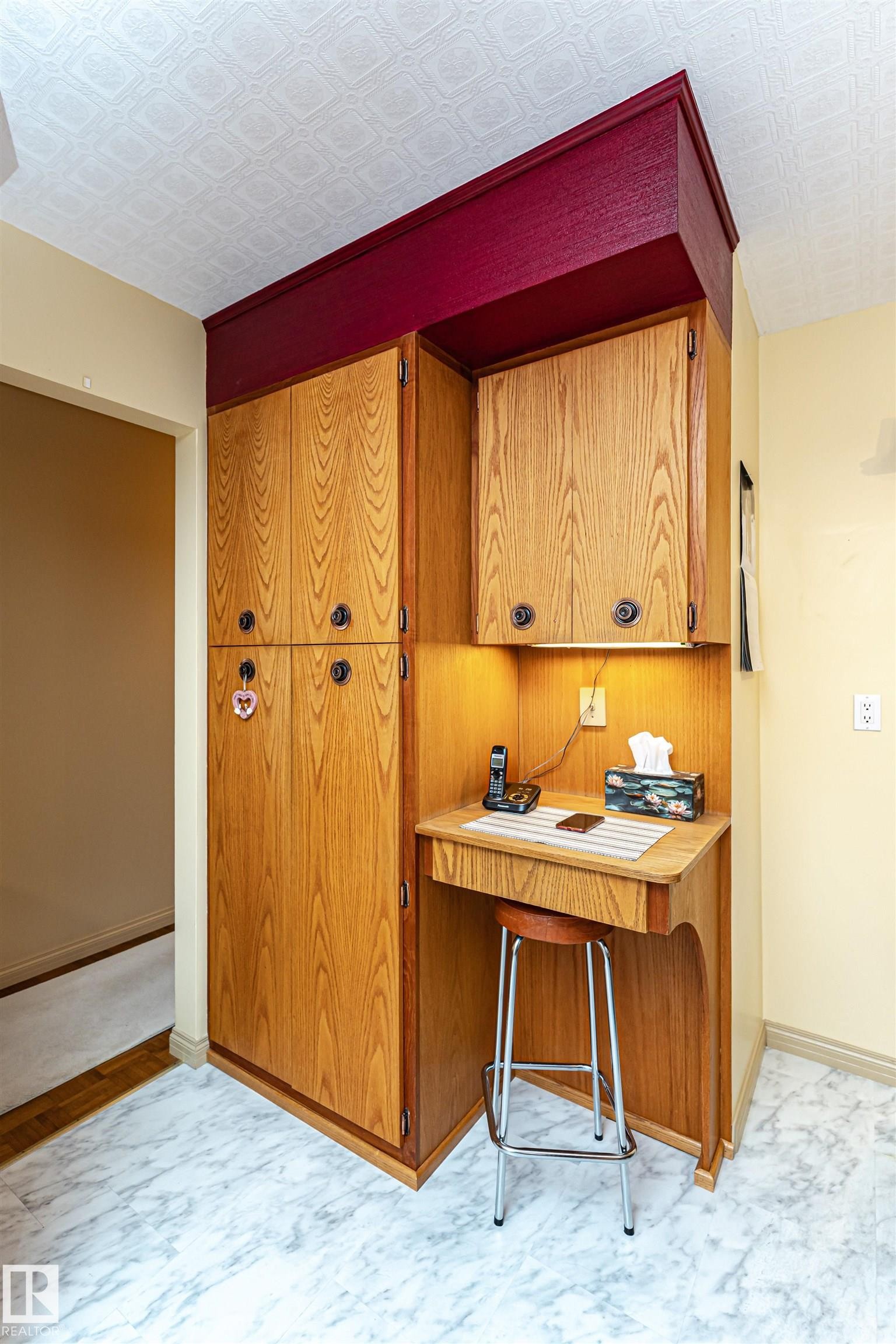 Office space featuring an ornate ceiling - 2112 67 Street Nw, Edmonton, AB - Indoor