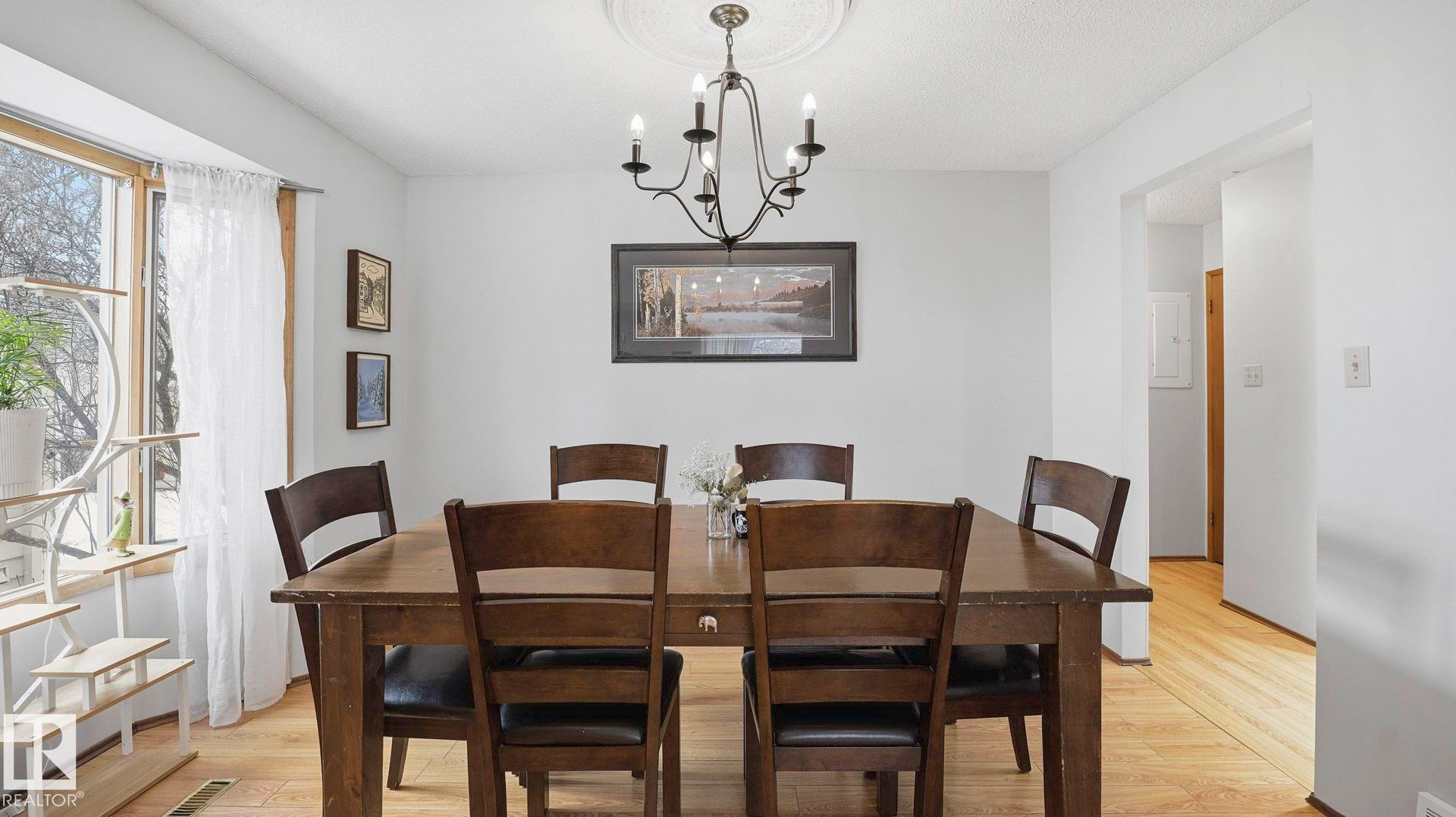 8911 83 Avenue, Edmonton, AB - Indoor Photo Showing Dining Room