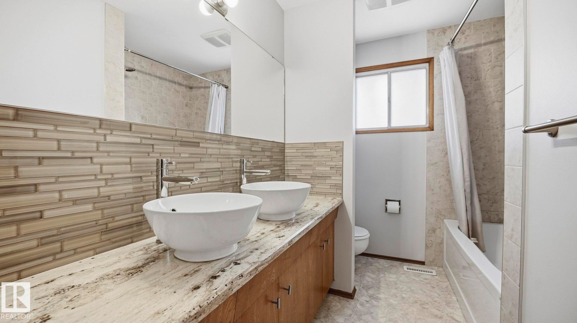 8911 83 Avenue, Edmonton, AB - Indoor Photo Showing Bathroom
