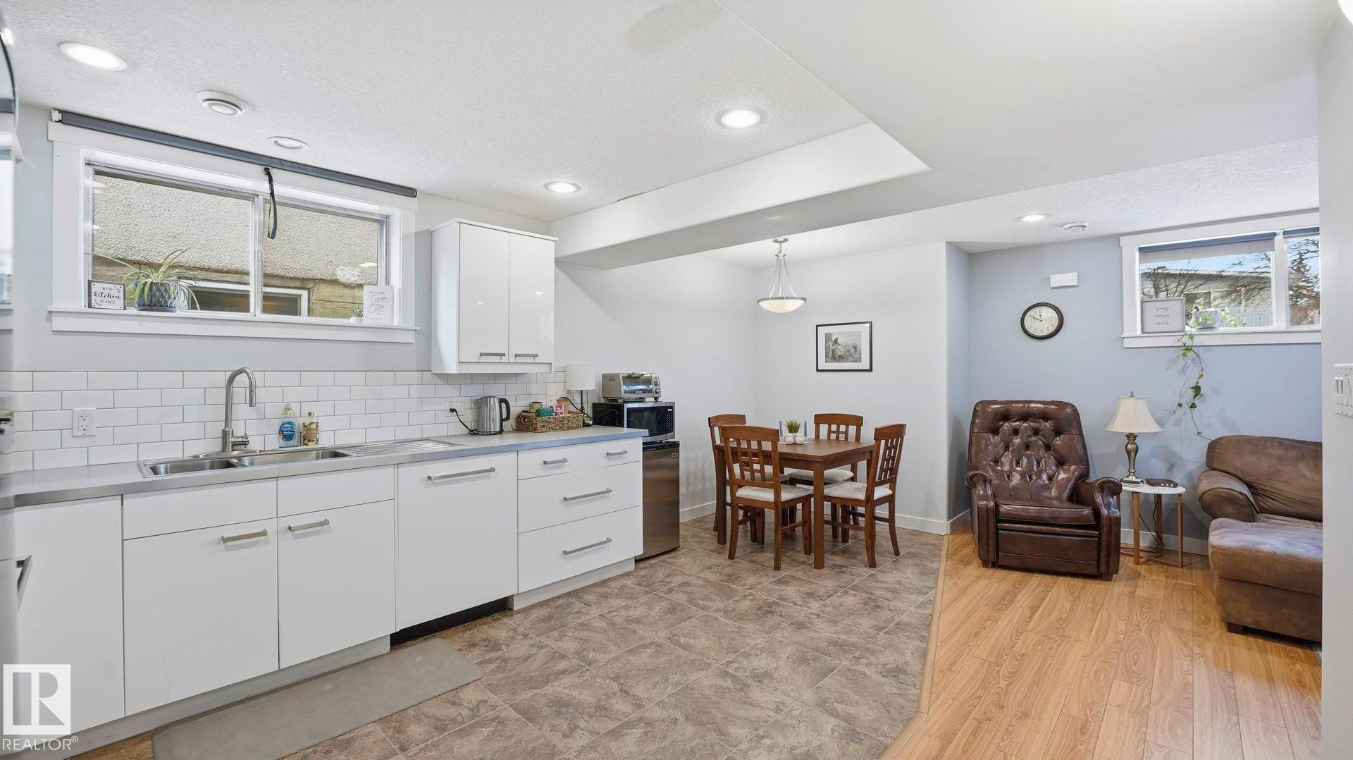 8911 83 Avenue, Edmonton, AB - Indoor