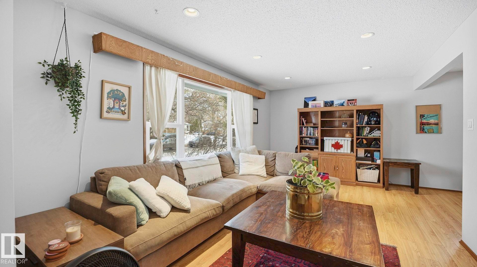8911 83 Avenue, Edmonton, AB - Indoor Photo Showing Living Room