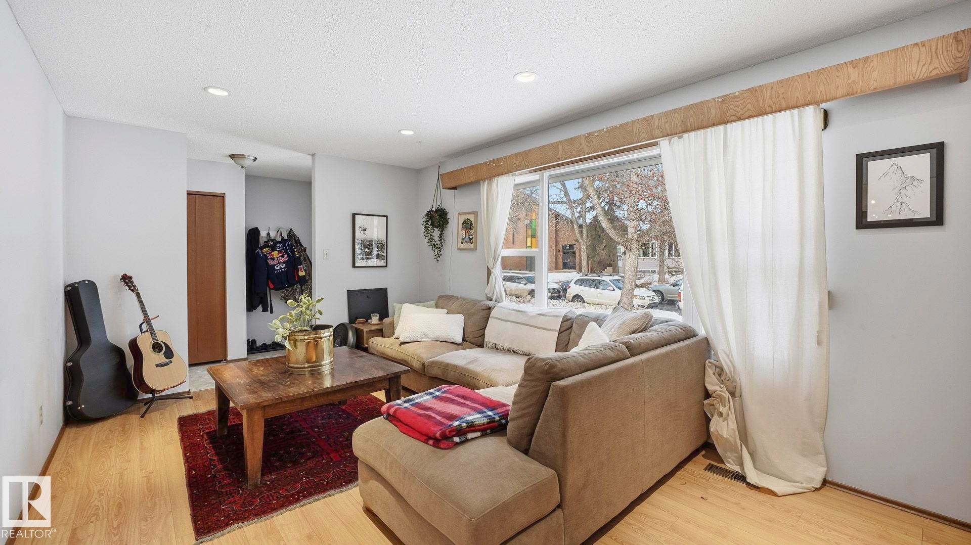 8911 83 Avenue, Edmonton, AB - Indoor Photo Showing Living Room