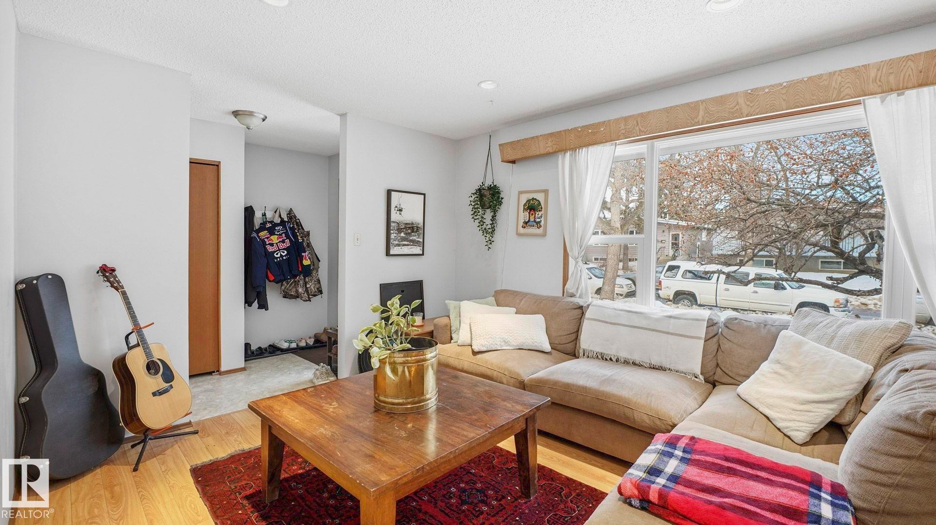 8911 83 Avenue, Edmonton, AB - Indoor Photo Showing Living Room