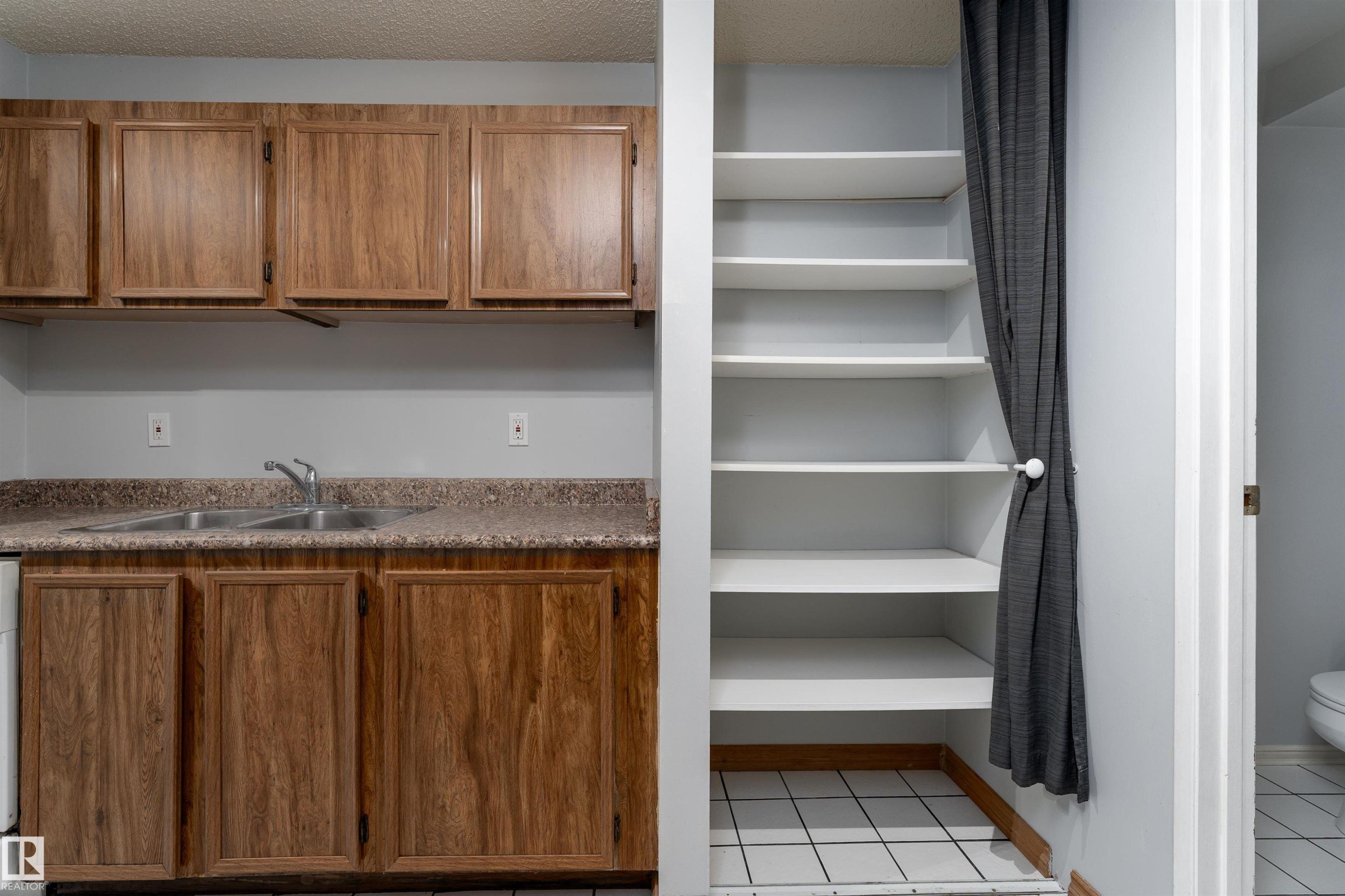 3419 48 Street, Edmonton, AB - Indoor