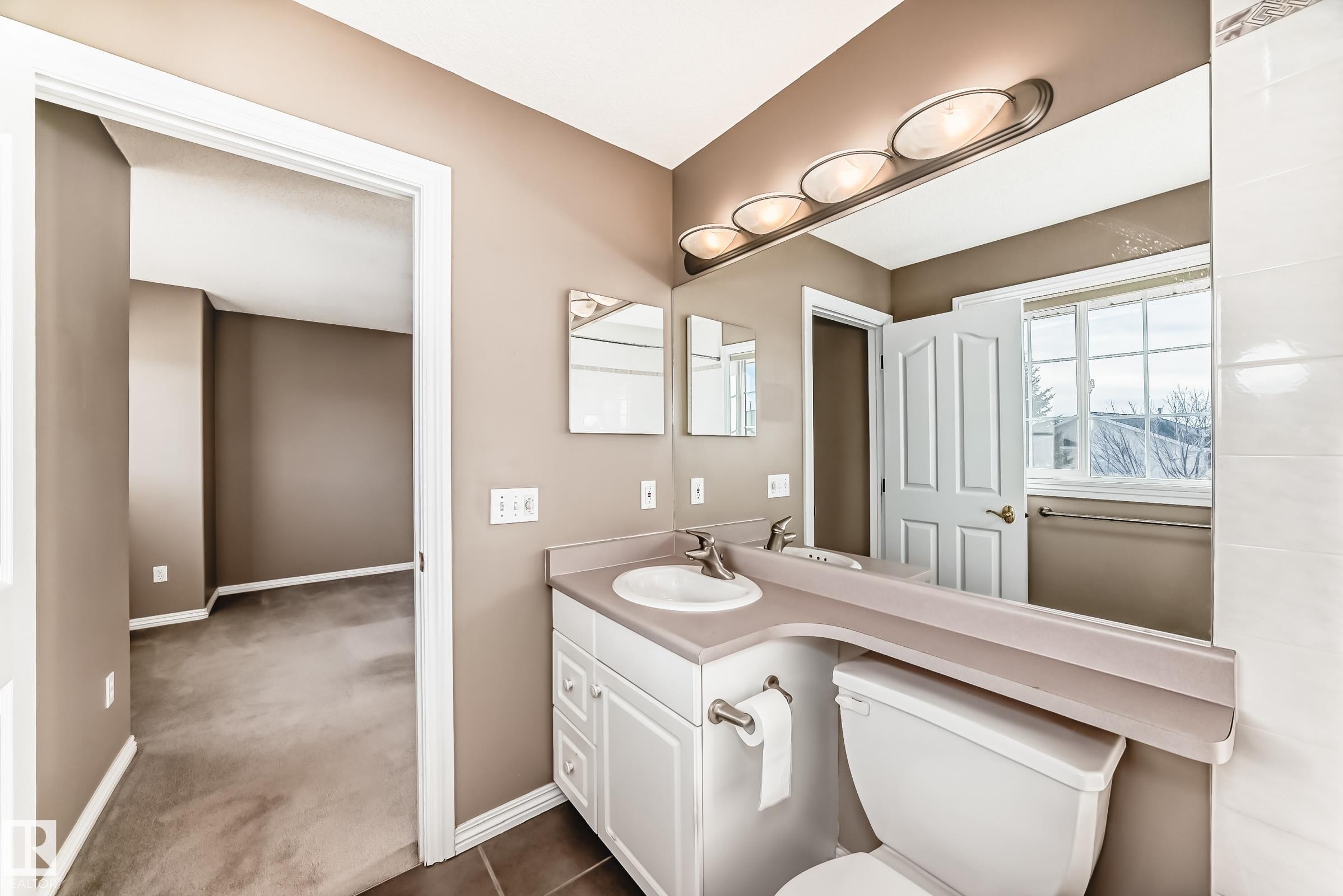 4 2419 133 Avenue, Edmonton, AB - Indoor Photo Showing Bathroom