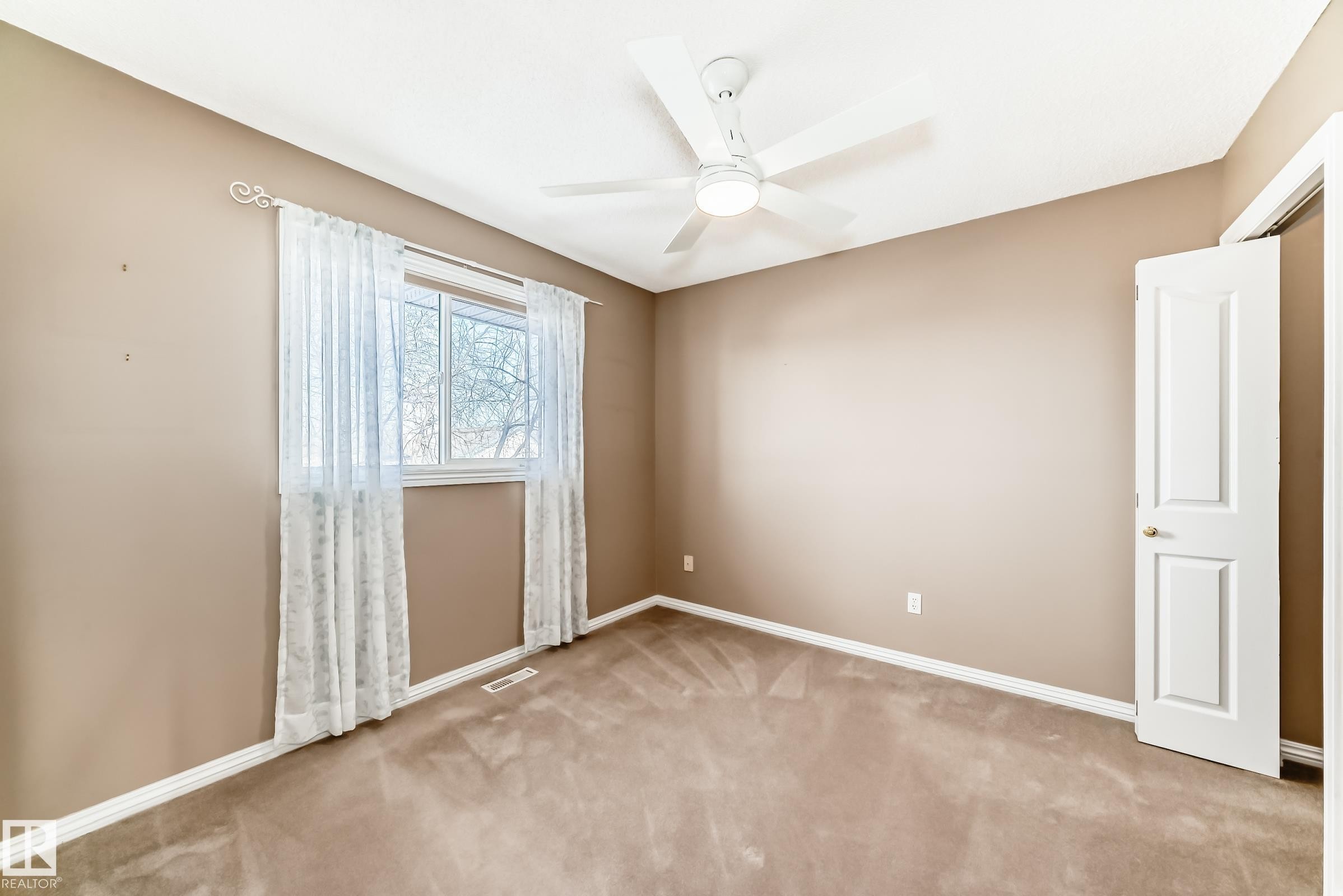 4 2419 133 Avenue, Edmonton, AB - Indoor Photo Showing Other Room
