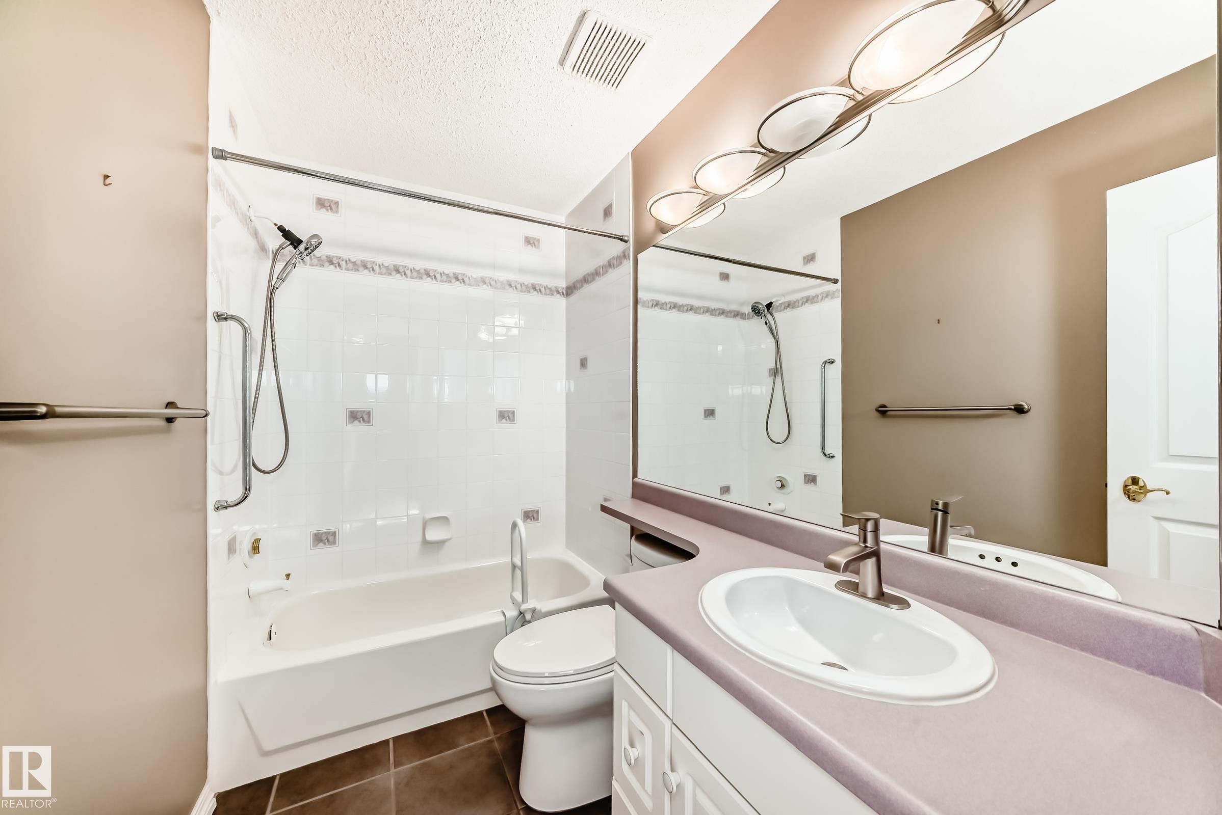 4 2419 133 Avenue, Edmonton, AB - Indoor Photo Showing Bathroom