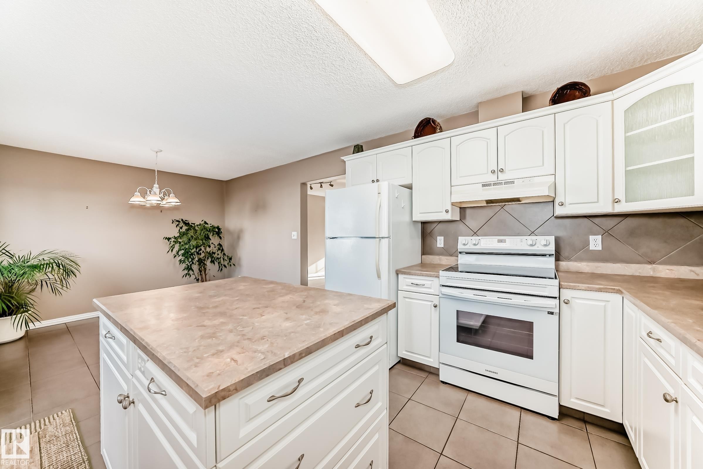 4 2419 133 Avenue, Edmonton, AB - Indoor Photo Showing Kitchen