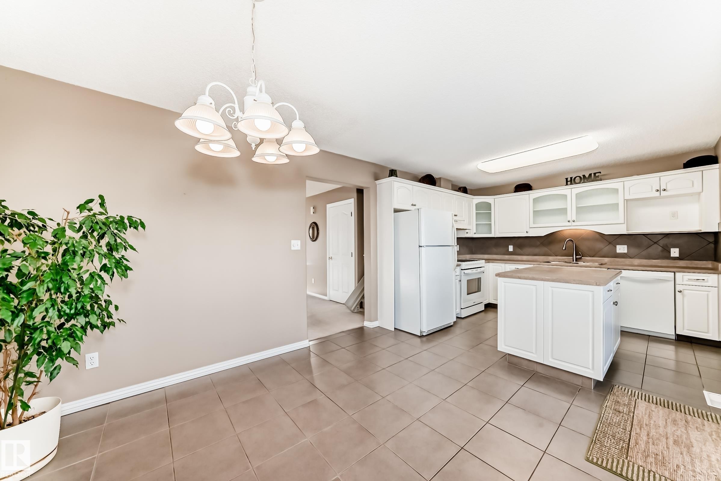 4 2419 133 Avenue, Edmonton, AB - Indoor Photo Showing Kitchen
