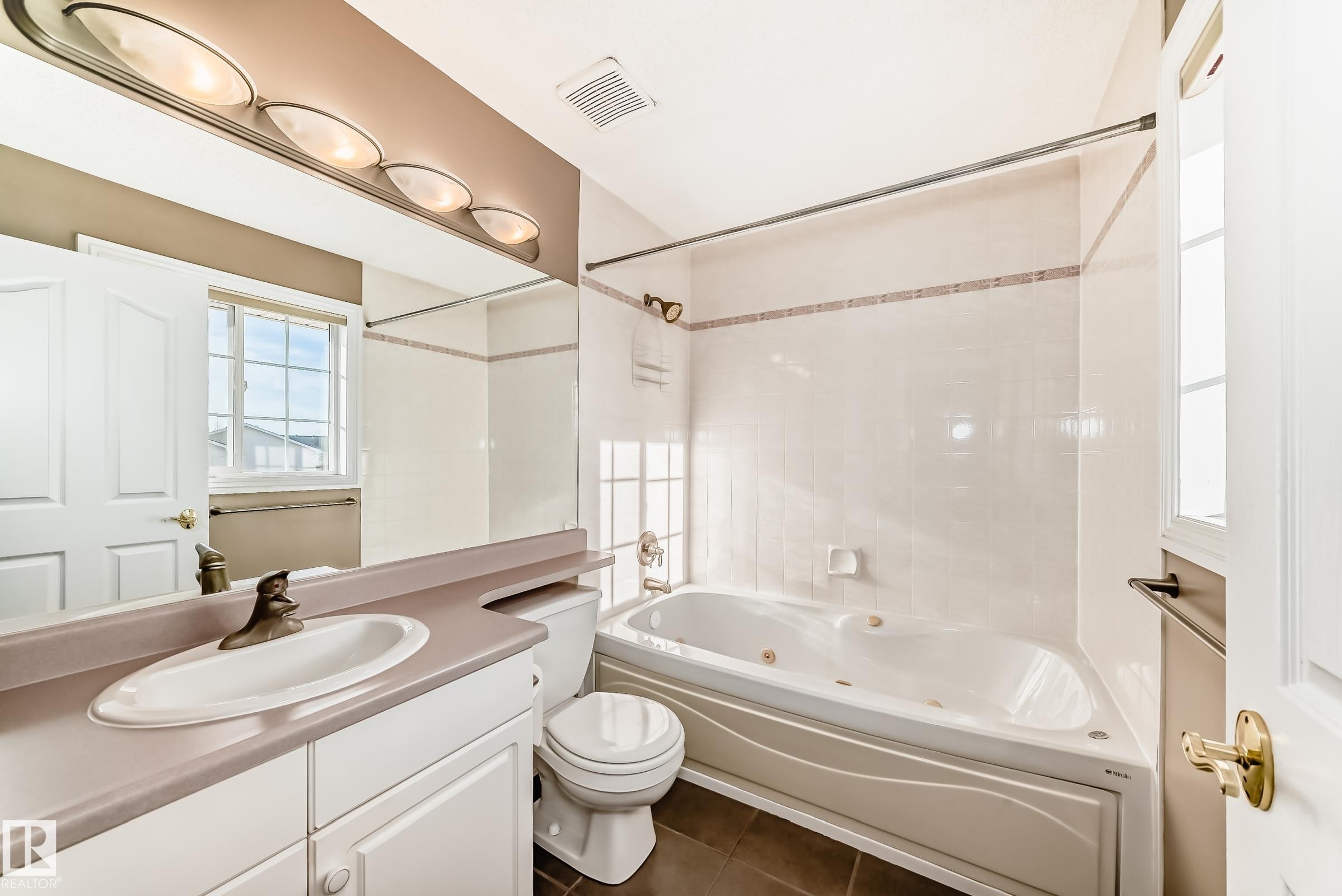 4 2419 133 Avenue, Edmonton, AB - Indoor Photo Showing Bathroom