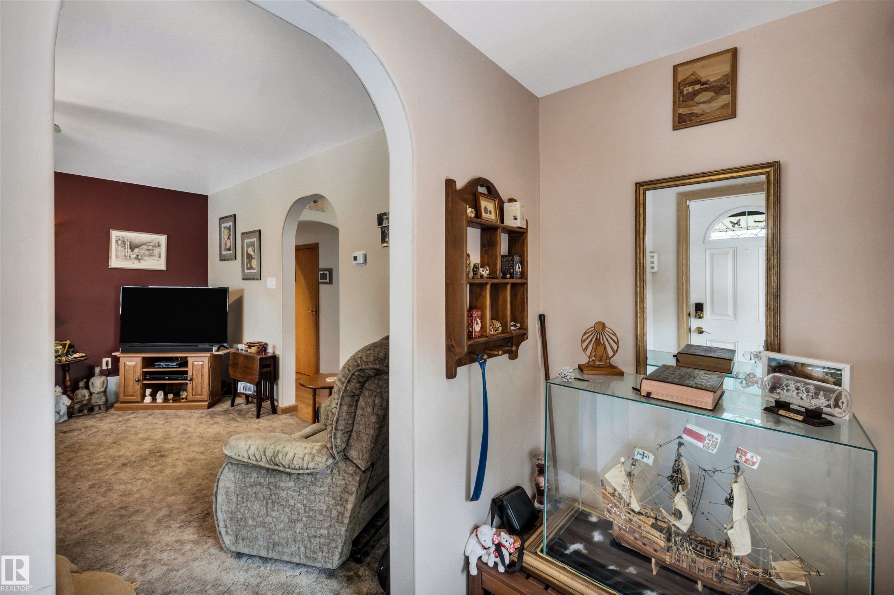 Carpeted living area with arched walkways - 11432 71 Street, Edmonton, AB - Indoor
