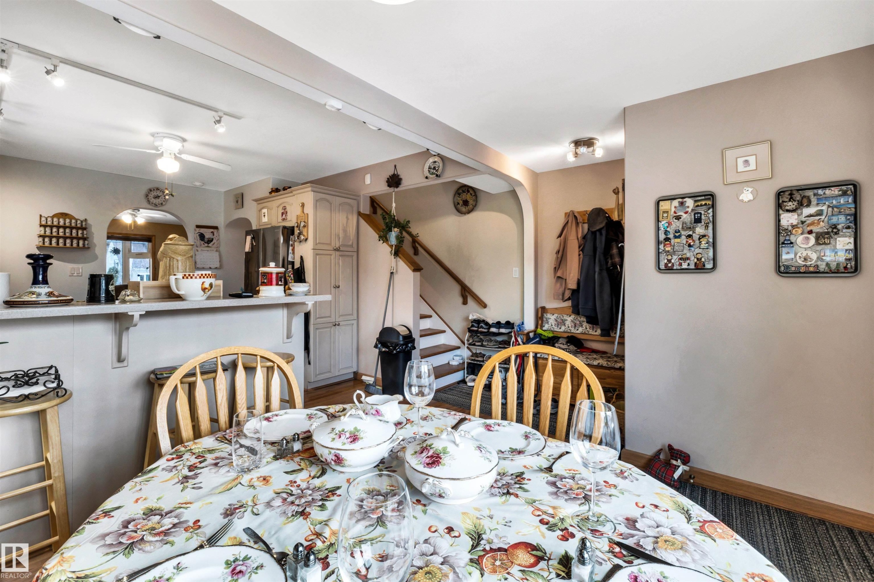 Dining space featuring arched walkways and stairs - 11432 71 Street, Edmonton, AB - Indoor Photo Showing Dining Room