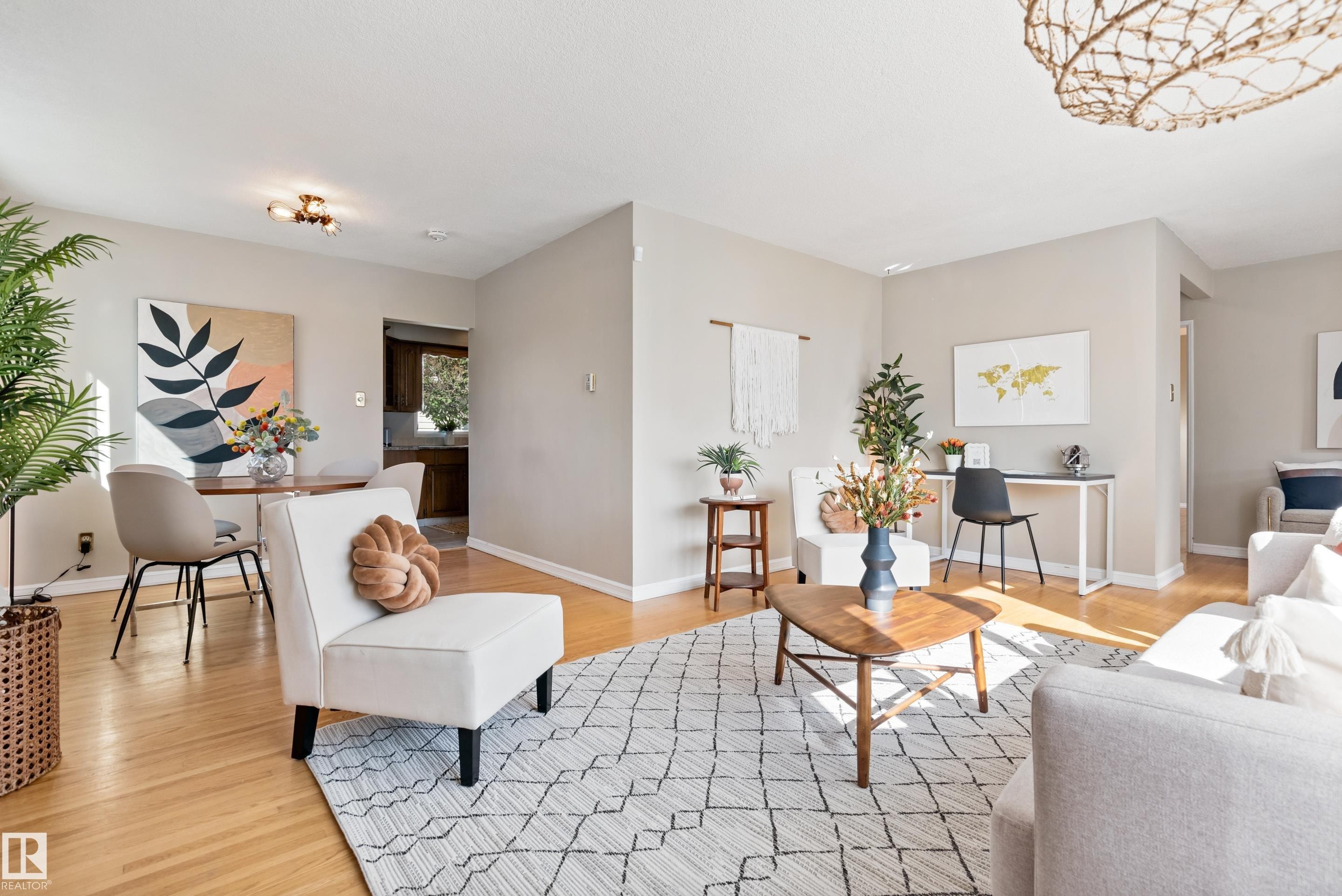 7104 95 Avenue, Edmonton, AB - Indoor Photo Showing Living Room
