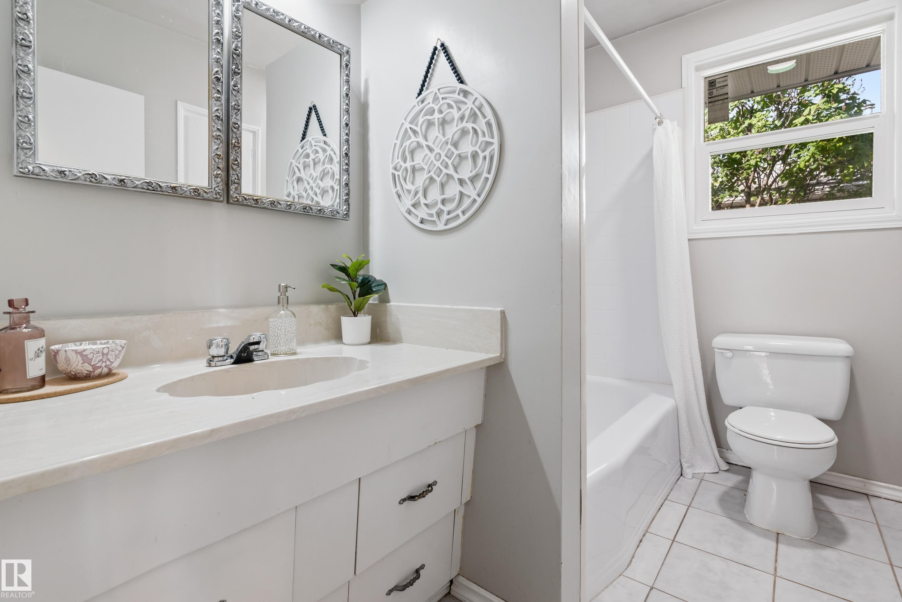 7104 95 Avenue, Edmonton, AB - Indoor Photo Showing Bathroom