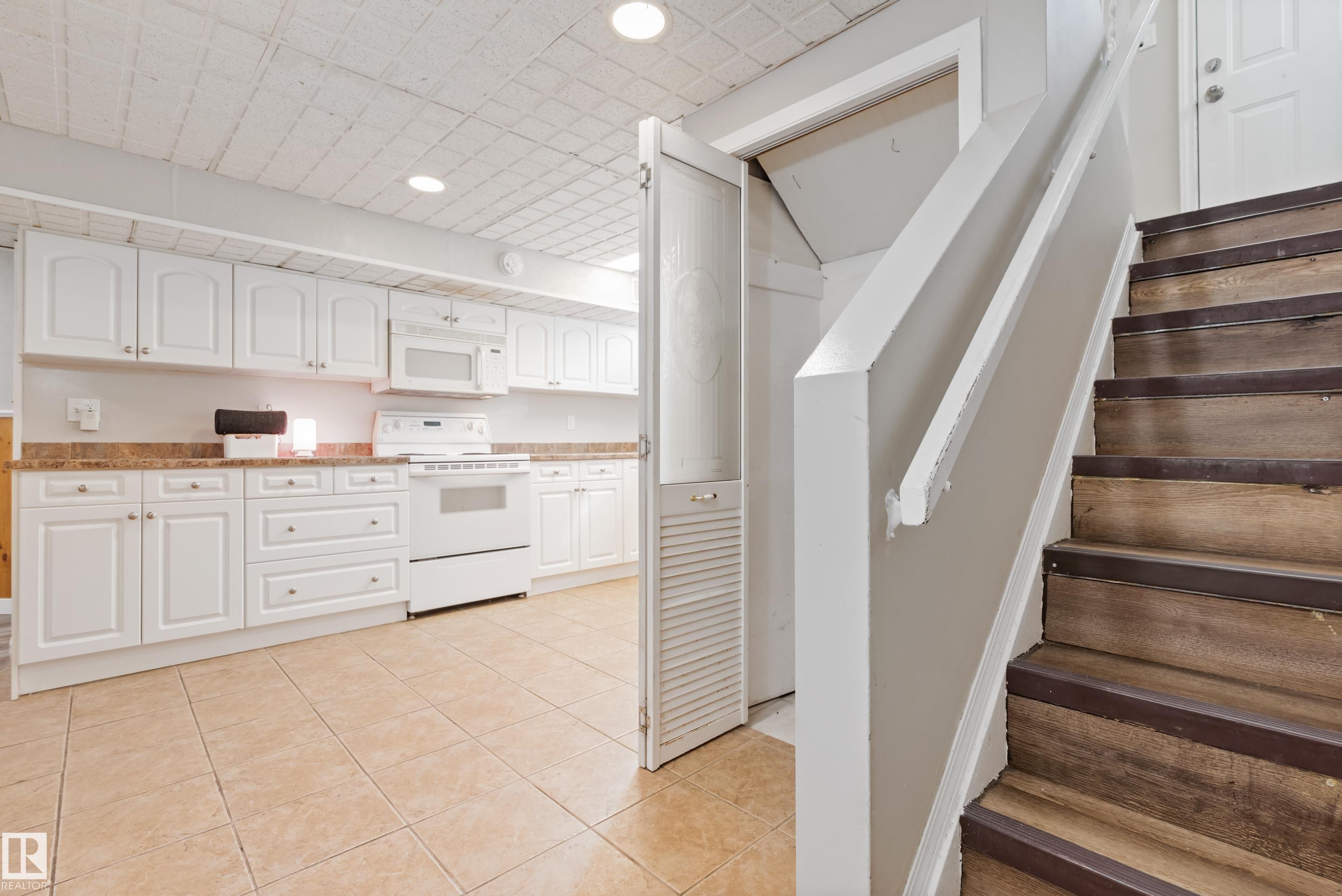 7104 95 Avenue, Edmonton, AB - Indoor