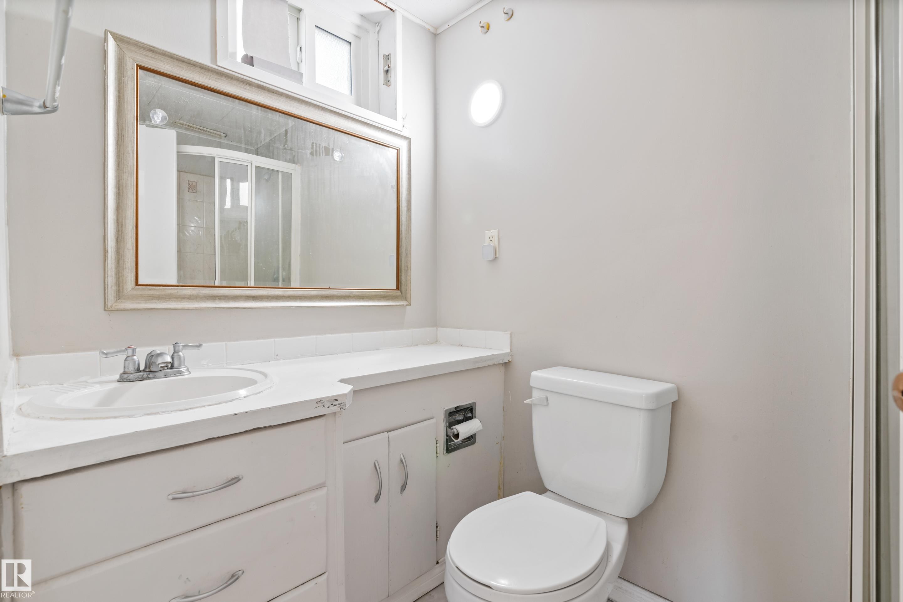 7104 95 Avenue, Edmonton, AB - Indoor Photo Showing Bathroom