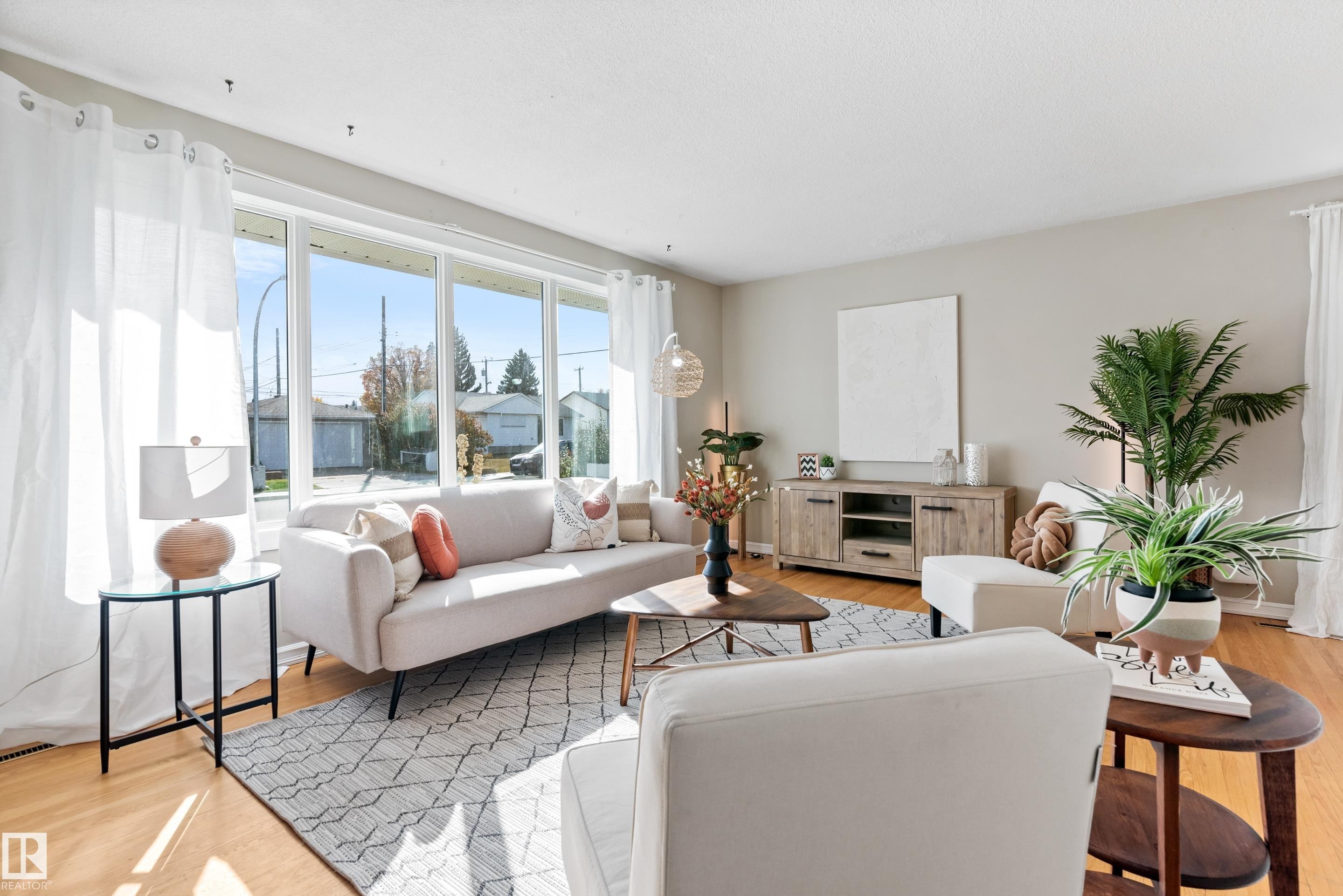 7104 95 Avenue, Edmonton, AB - Indoor Photo Showing Living Room