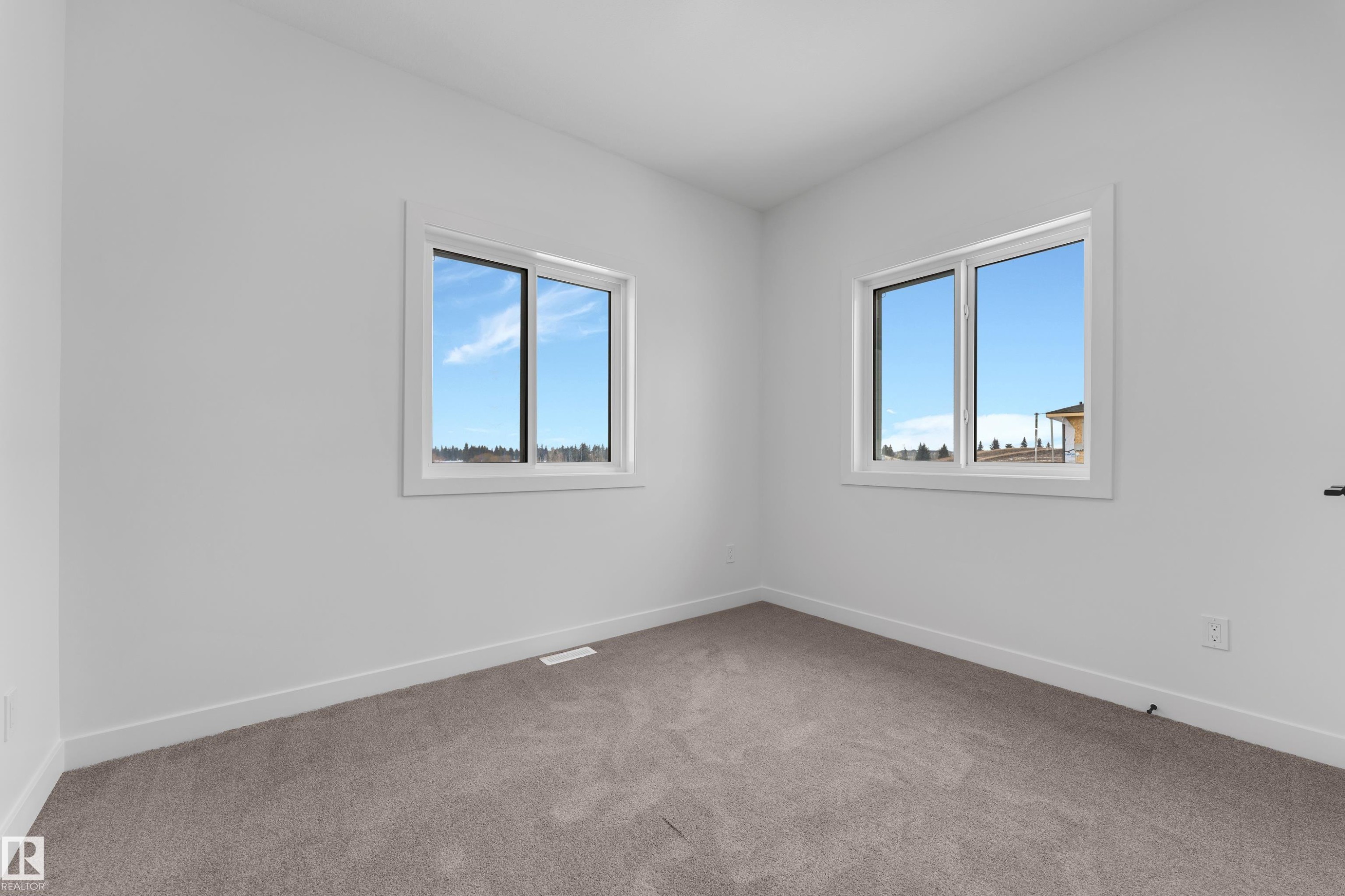 Empty room featuring baseboards and light colored carpet - 40 Grayson Green, Stony Plain, AB - Indoor Photo Showing Other Room