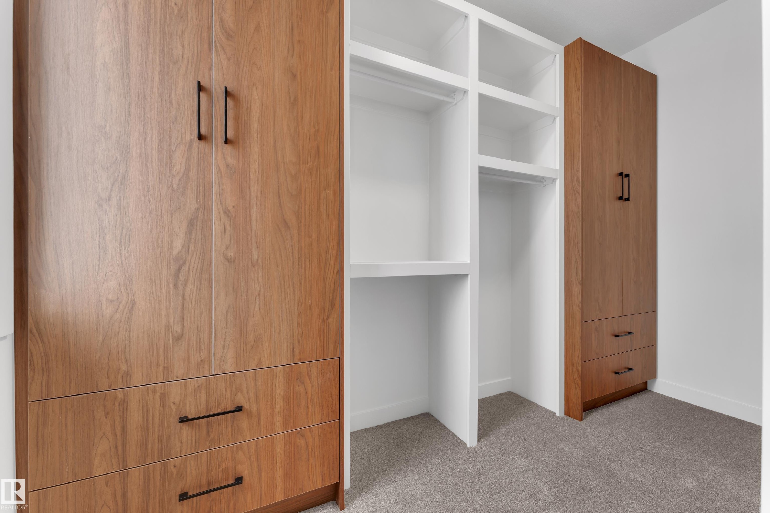 View of closet - 40 Grayson Green, Stony Plain, AB - Indoor