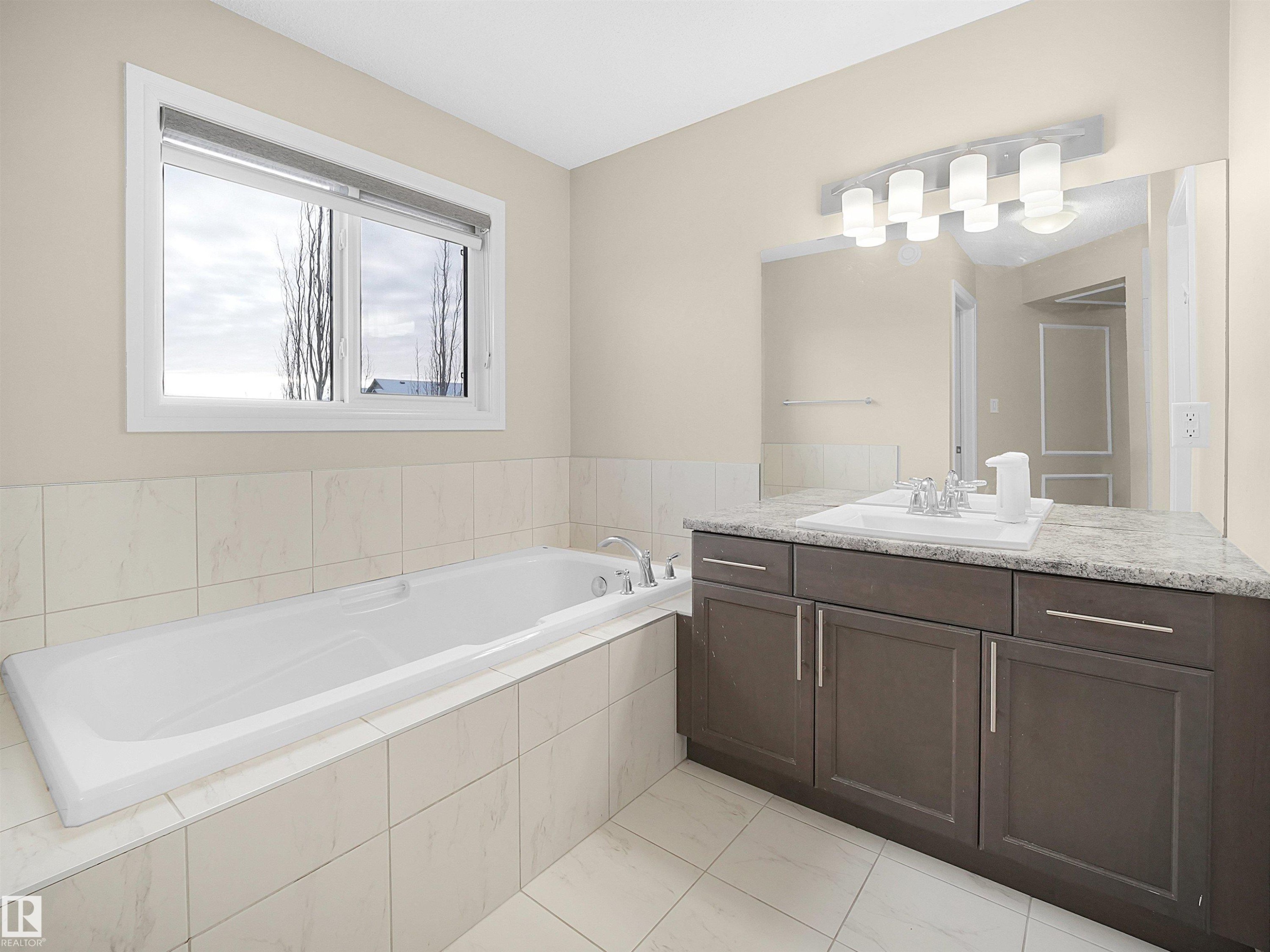 8716 Carson Way, Edmonton, AB - Indoor Photo Showing Bathroom