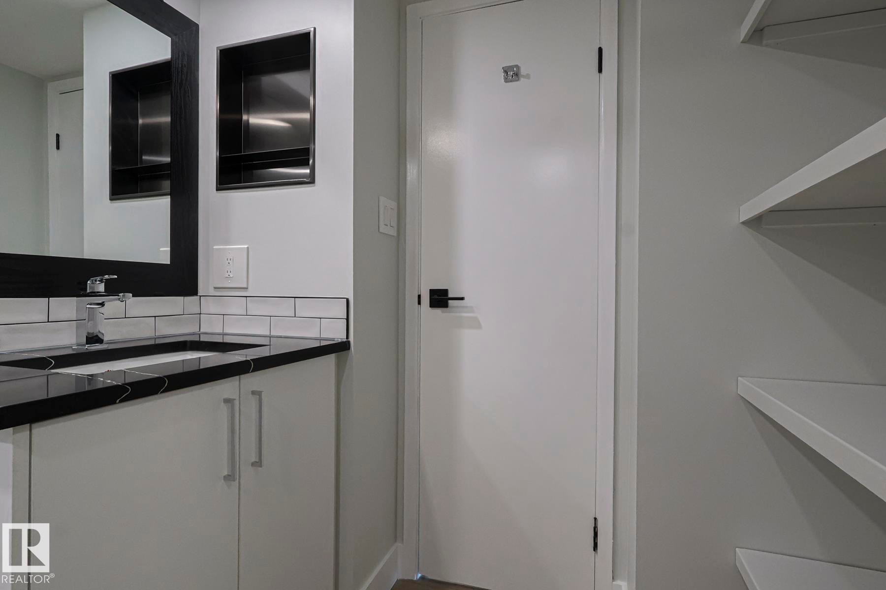 505 10149 Saskatchewan Drive, Edmonton, AB - Indoor Photo Showing Bathroom