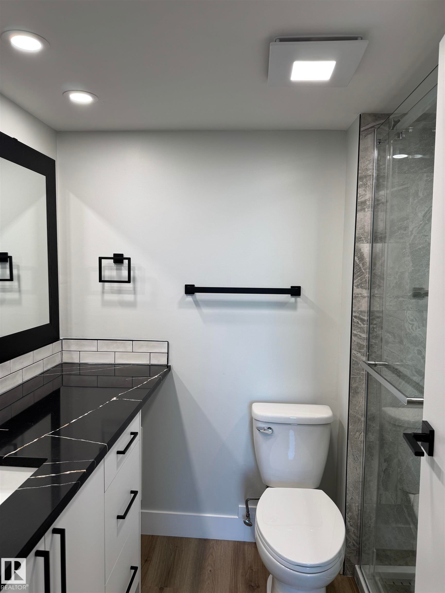 505 10149 Saskatchewan Drive, Edmonton, AB - Indoor Photo Showing Bathroom