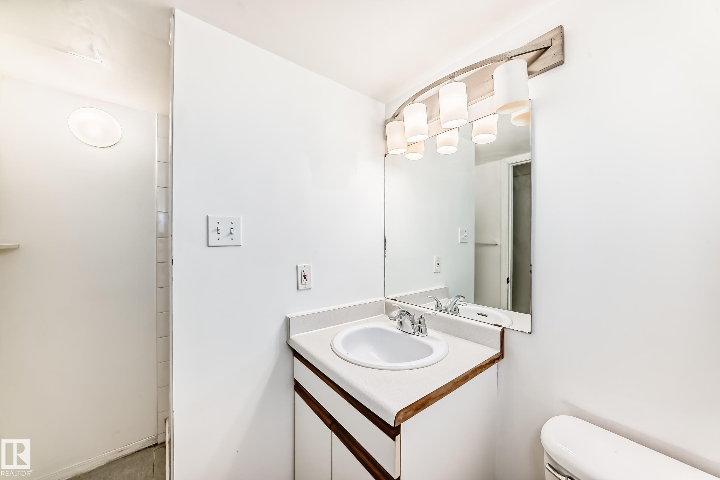 10331 153 Street, Edmonton, AB - Indoor Photo Showing Bathroom