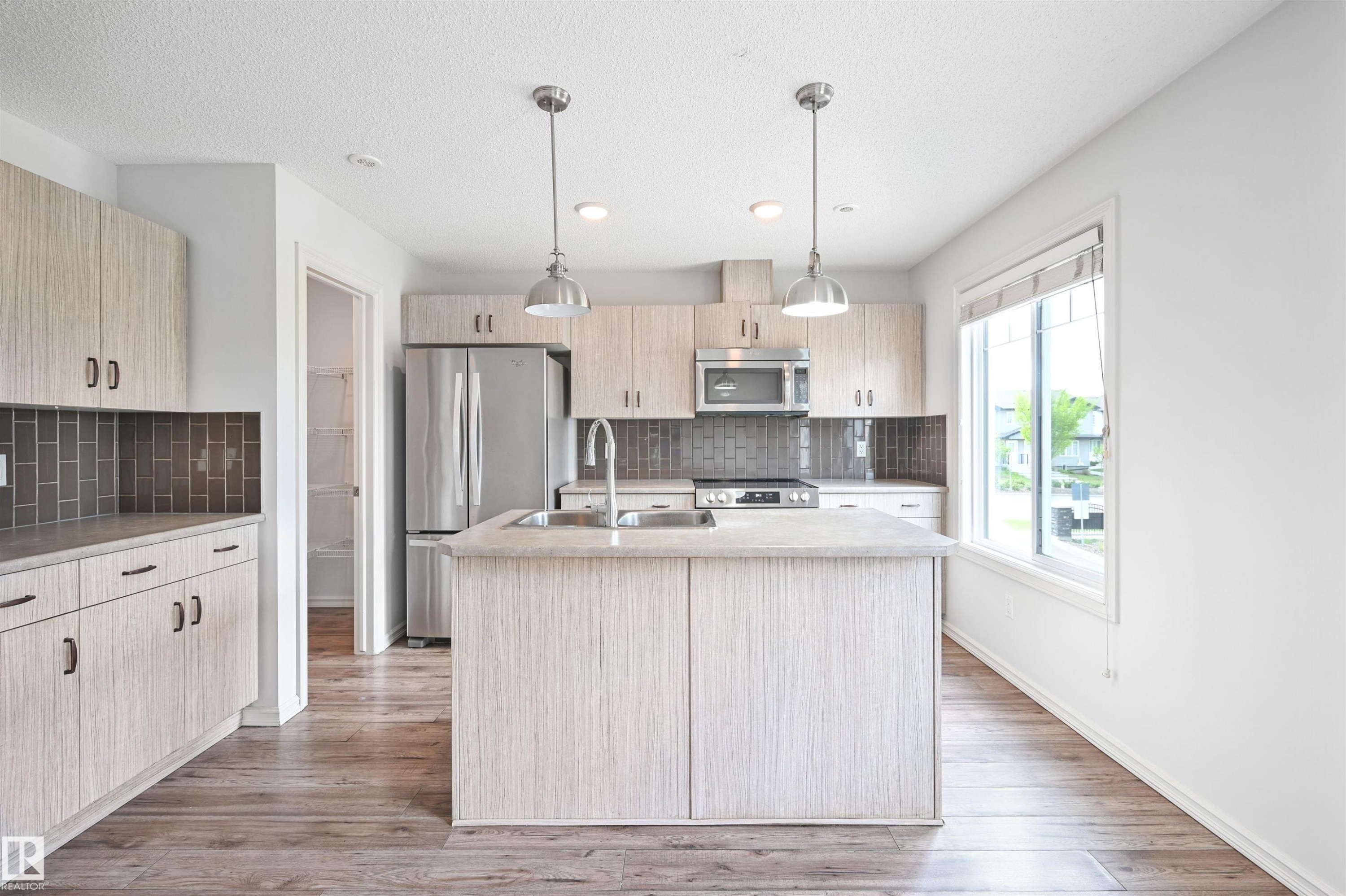 3 2215 24 Street, Edmonton, AB - Indoor Photo Showing Kitchen With Stainless Steel Kitchen With Double Sink With Upgraded Kitchen