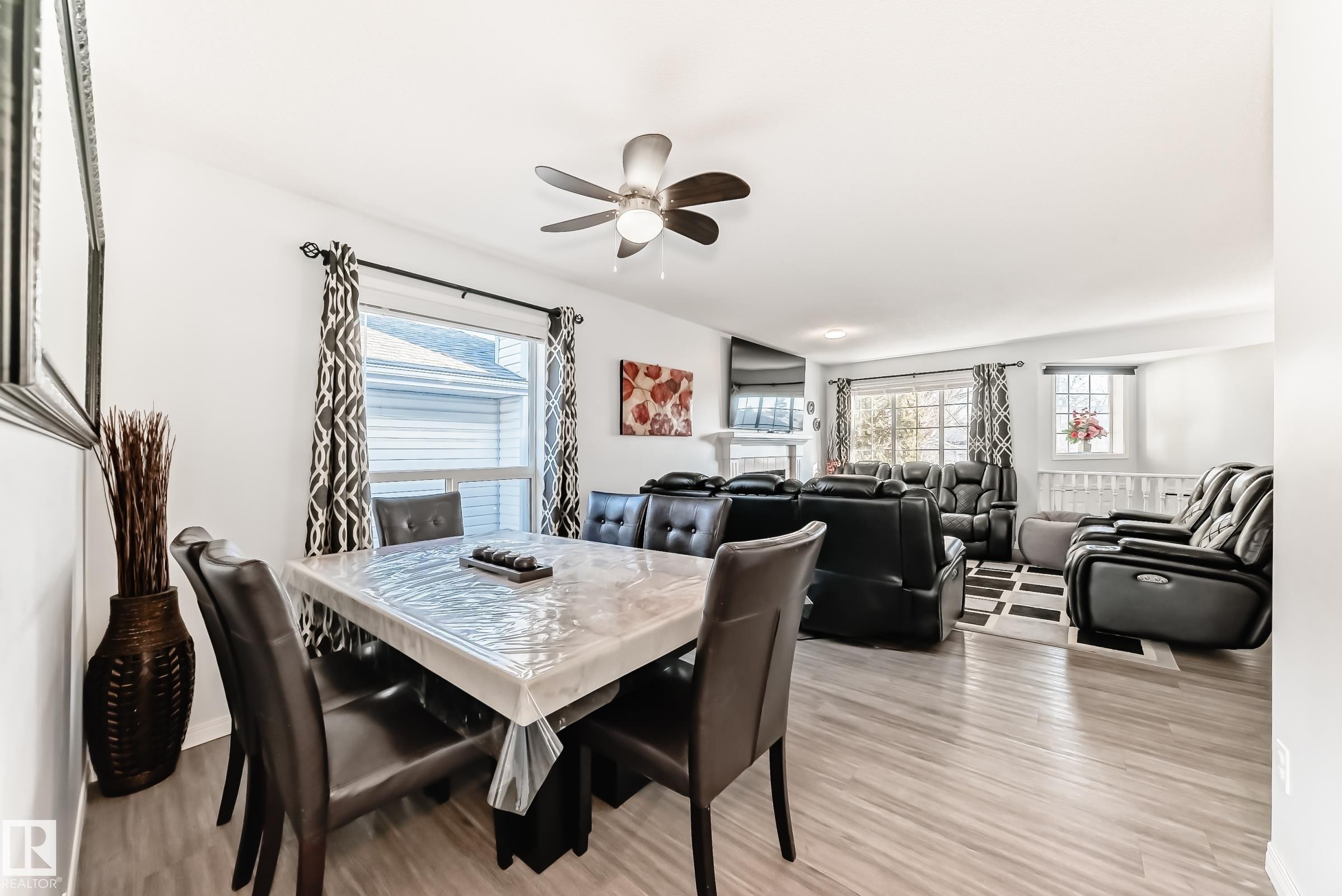 Dining room with light wood-style flooring and a ceiling fan - 6 Jefferson Road, Edmonton, AB - Indoor Photo Showing Dining Room