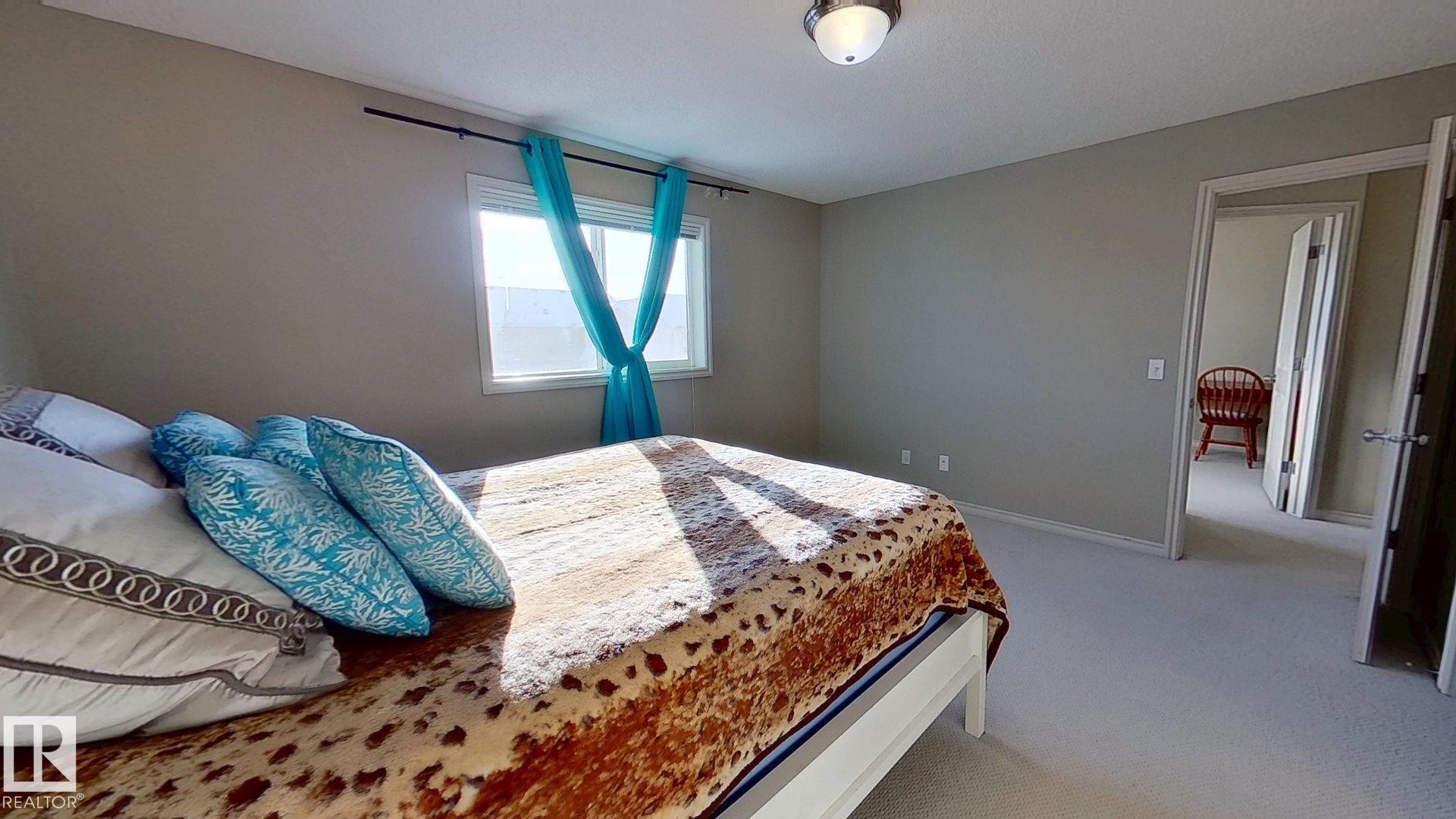 3811 Mclean Close, Edmonton, AB - Indoor Photo Showing Bedroom