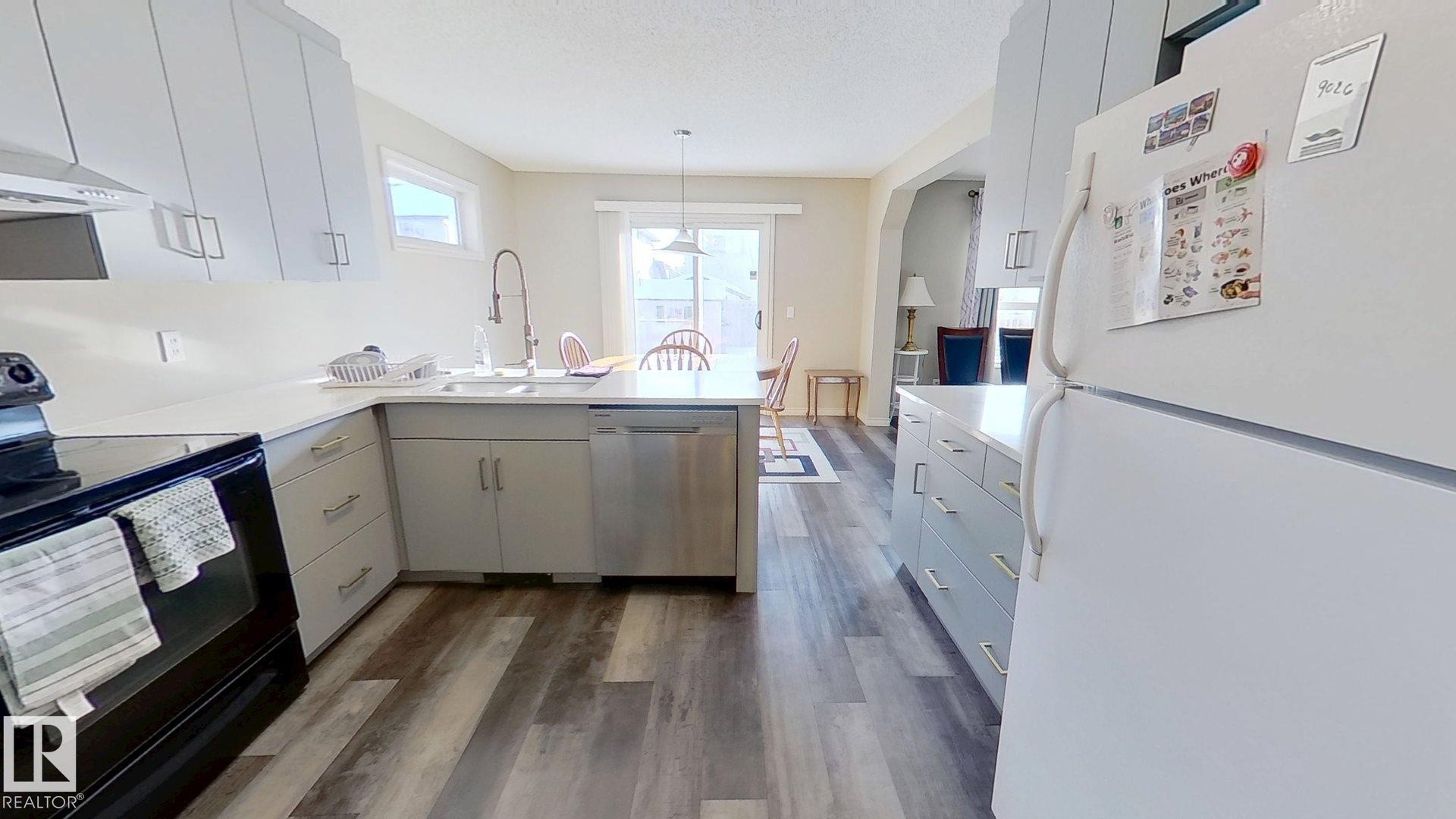 3811 Mclean Close, Edmonton, AB - Indoor Photo Showing Kitchen With Upgraded Kitchen
