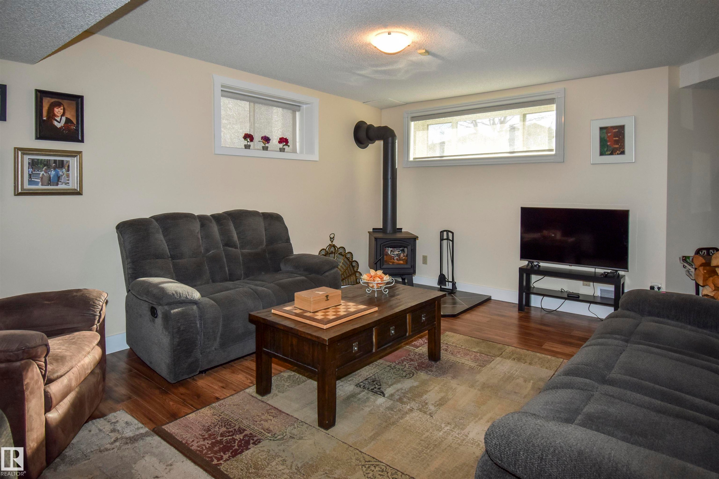 4042 37A Avenue, Edmonton, AB - Indoor Photo Showing Living Room