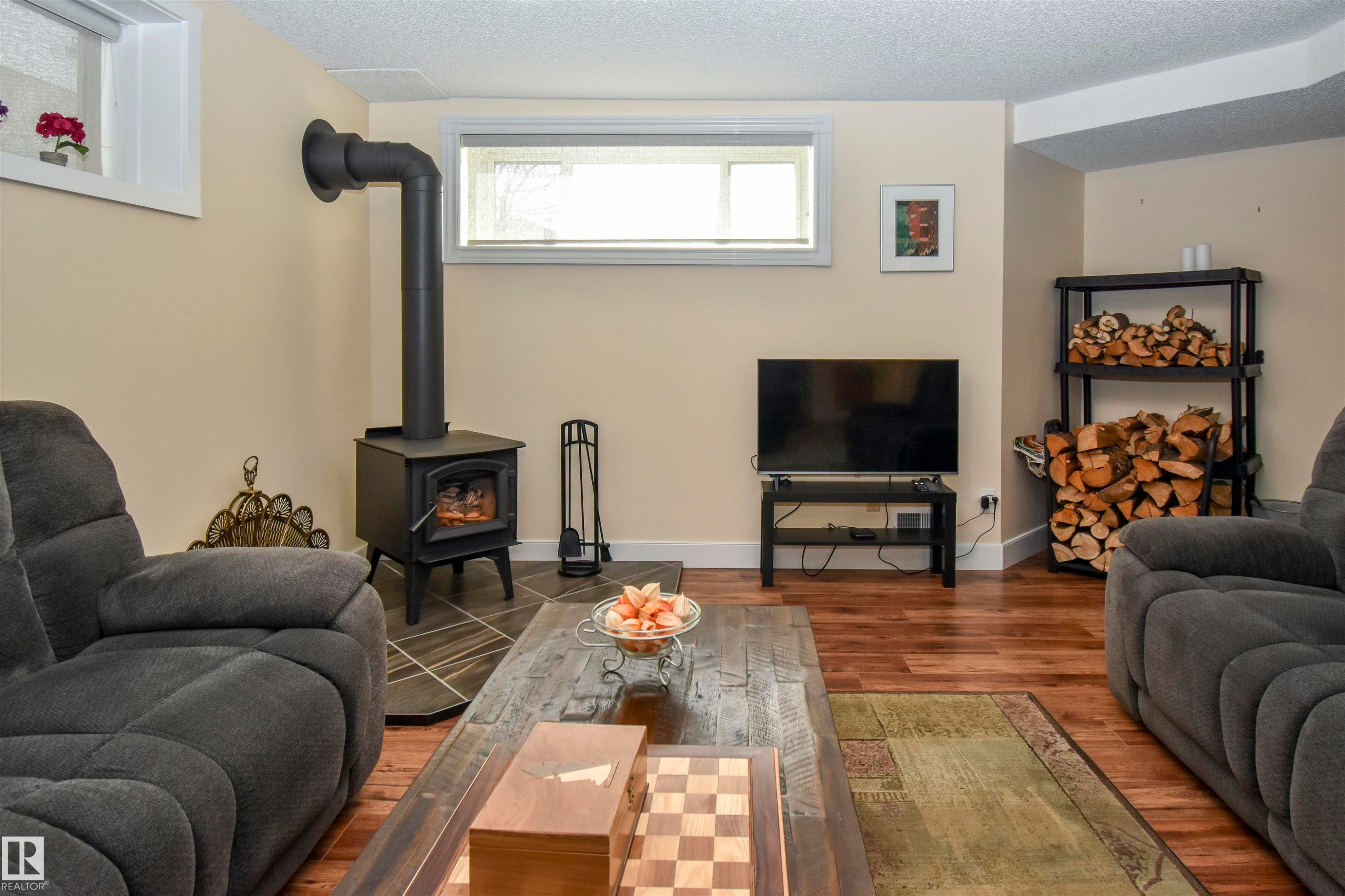 4042 37A Avenue, Edmonton, AB - Indoor Photo Showing Living Room