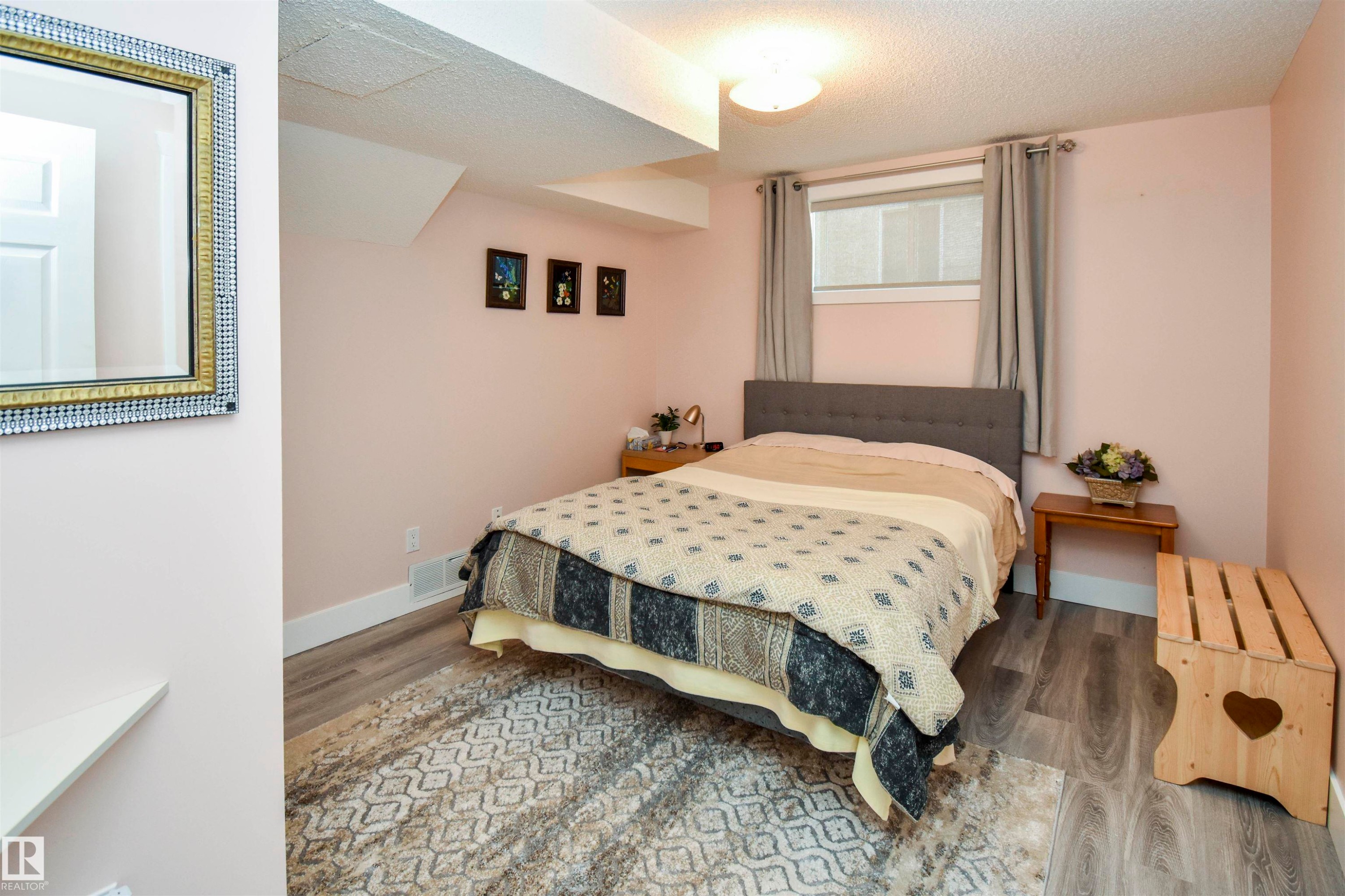 4042 37A Avenue, Edmonton, AB - Indoor Photo Showing Bedroom