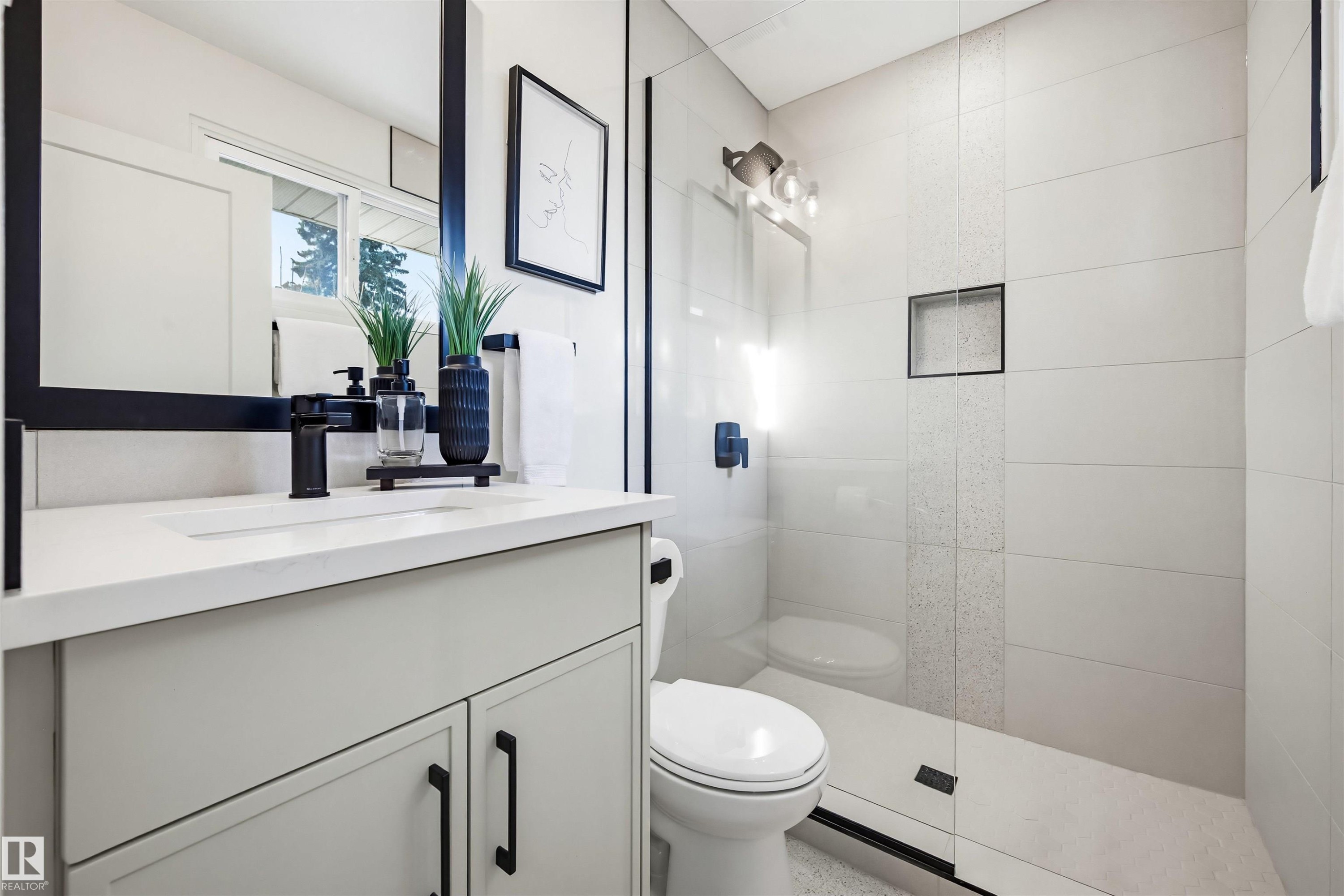 14503 80 Avenue, Edmonton, AB - Indoor Photo Showing Bathroom